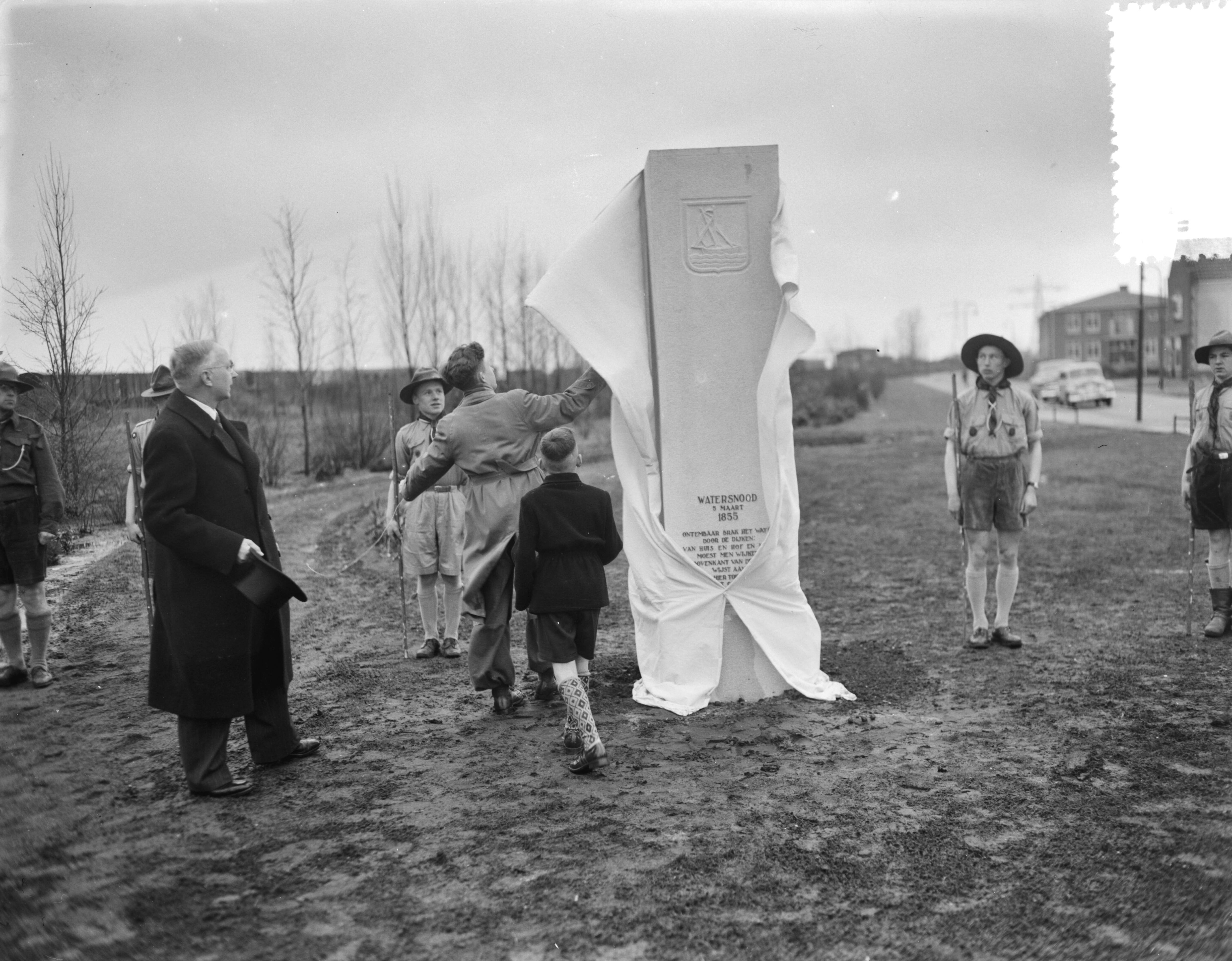 Fotocollectie Anefo — 100 jaar Watersnood herdenking, onthulling van een gedenkteken in een plantsoen nabij de Stationssingel te Veenendaal door Gerrit van Wijk en Herman Jansen (nakomelingen van slachtoffers). Links D. Sandbrink, voorzitter van de Herdenkingscommissie — Foto: Noske, J.D. / Anefo. Licentie: Set B: Rechtenvrij / Publiek Domein. Bron: Nationaal Archief. http://hdl.handle.net/10648/a9316530-d0b4-102d-bcf8-003048976d84