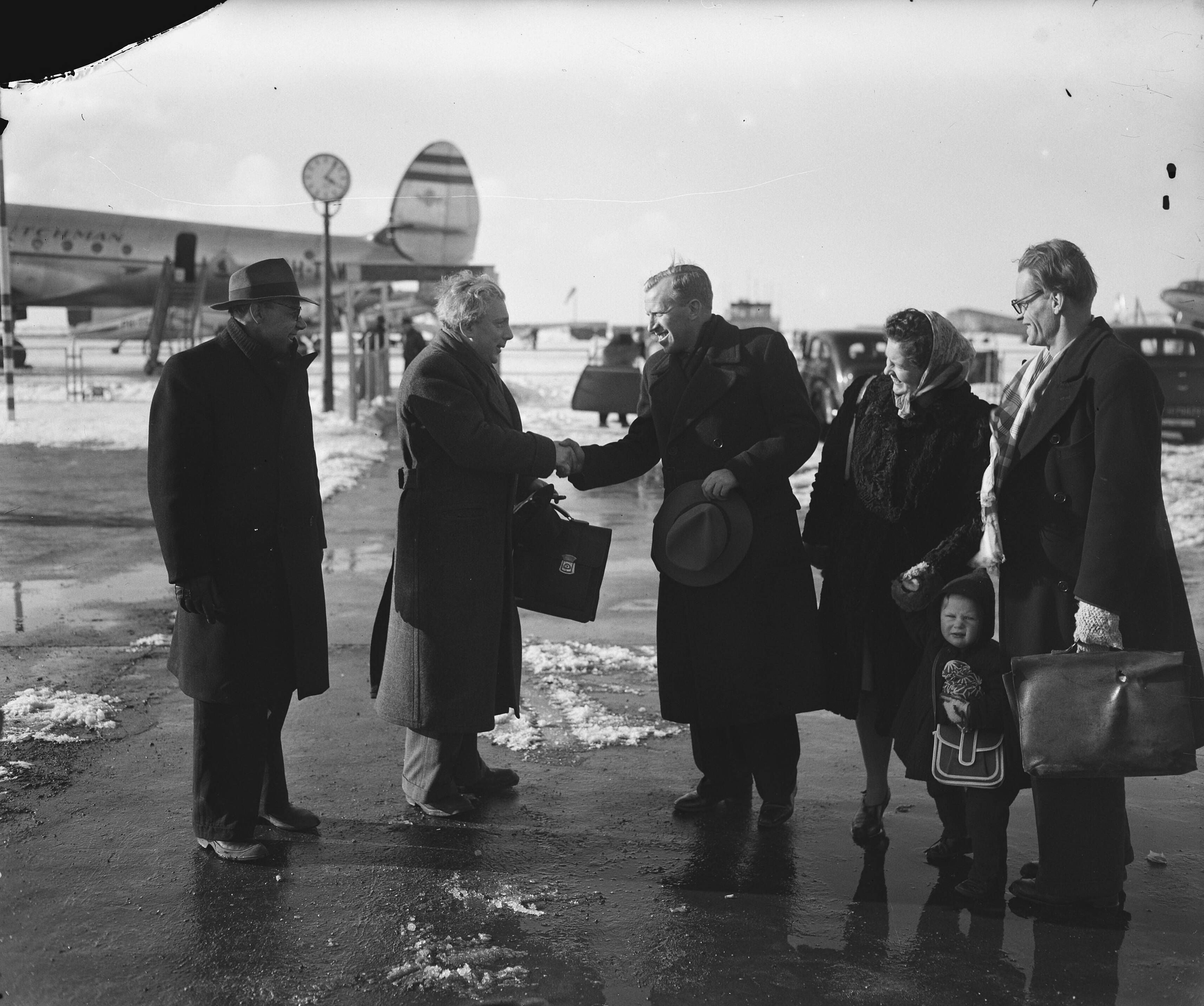 Fotocollectie Anefo — Aankomst Gerben Wagenaar (links) op Schiphol — Foto: Zeylemaker, Co / Anefo. Licentie: Set B: Rechtenvrij / Publiek Domein. Bron: Nationaal Archief. http://hdl.handle.net/10648/a8a5c5c0-d0b4-102d-bcf8-003048976d84