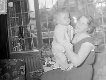 Familie Smulders in Voorburg — Foto: Bilsen, Joop van / Anefo. — Licentie: Set B: Rechtenvrij / Publiek Domein. Bron: Nationaal Archief. http://hdl.handle.net/10648/a9600264-d0b4-102d-bcf8-003048976d84