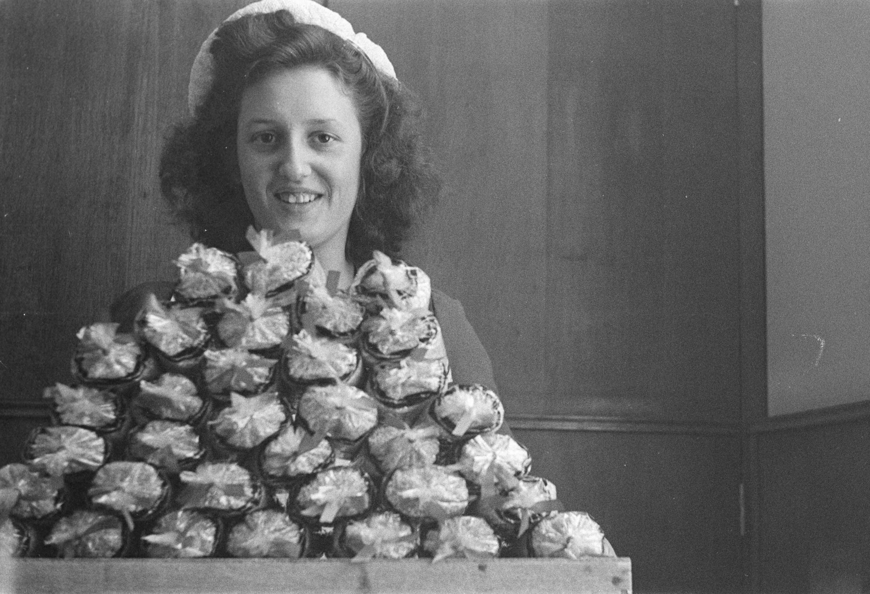 Fotocollectie Anefo — Beschuit met muisjes Baarn — Foto: Noske, J.D. / Anefo. Licentie: Set B: Rechtenvrij / Publiek Domein. Bron: Nationaal Archief. http://hdl.handle.net/10648/a8a4f35c-d0b4-102d-bcf8-003048976d84