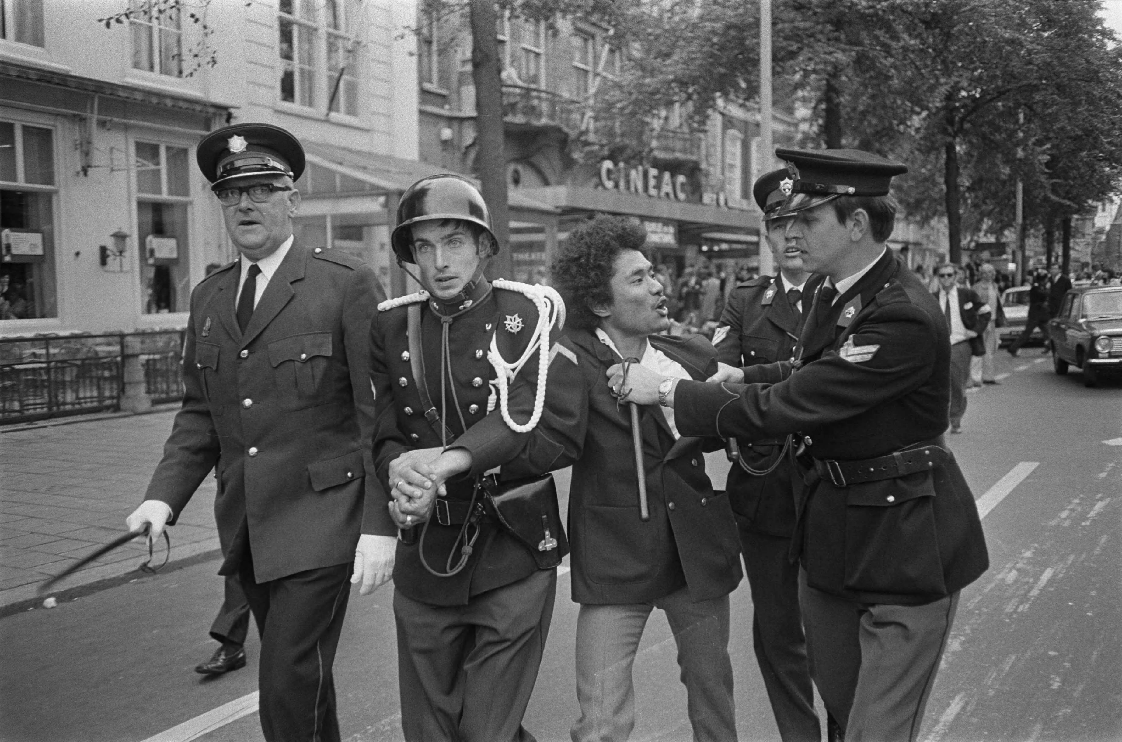 Fotocollectie Anefo — Demonstrerende Zuid-Molukkers worden door politie weggestuurd op Buitenhof, Den Haag — Foto: Koch, Eric / Anefo. Licentie: Set B: Rechtenvrij / Publiek Domein. Bron: Nationaal Archief. http://hdl.handle.net/10648/aba23042-d0b4-102d-bcf8-003048976d84