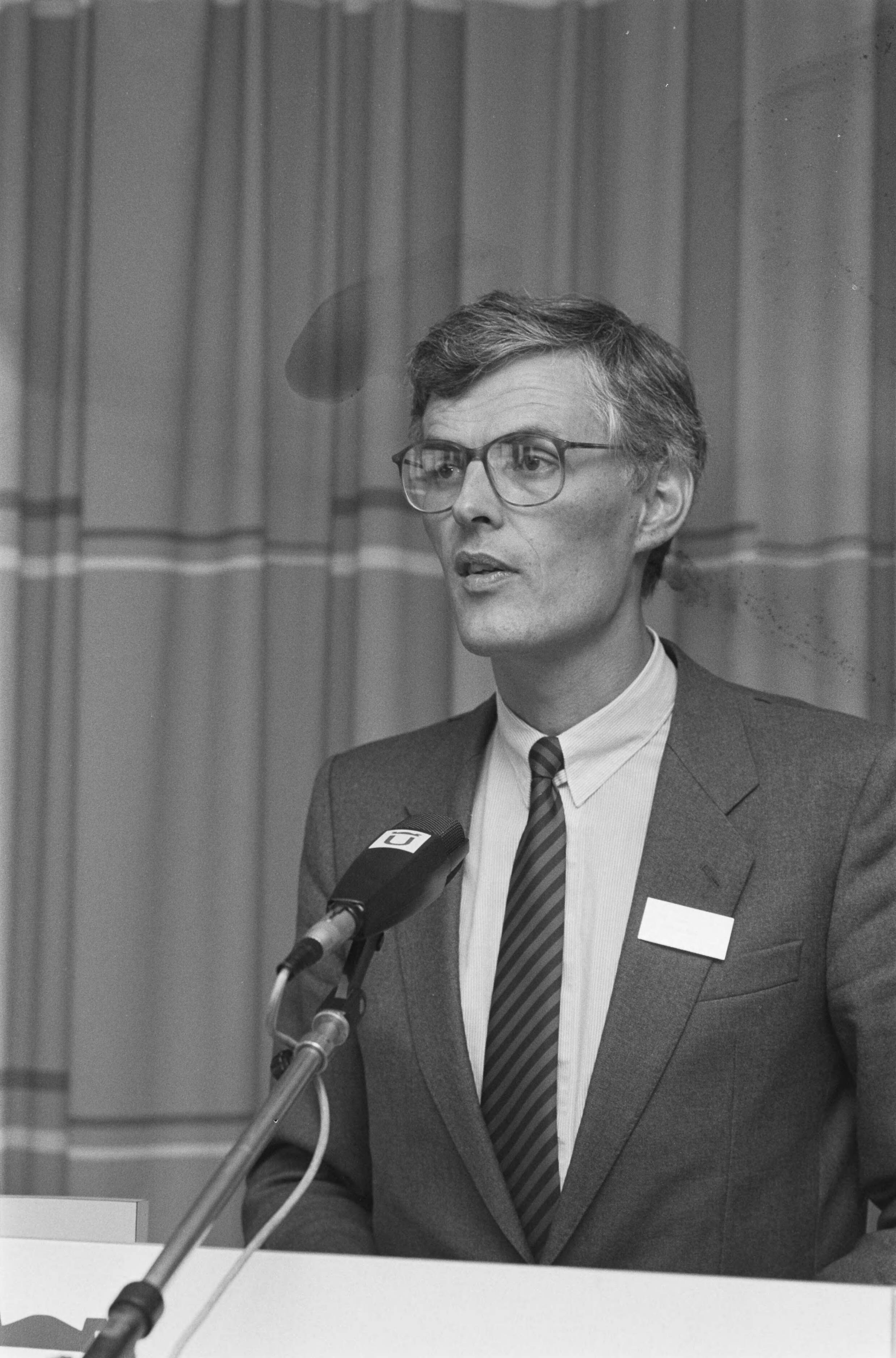 Fotocollectie Anefo — Congres Onderwijsrecht in Utrecht; v.l.n.r. prof. Koekoek drs. De Haan en Prof. Drop + opdracht Stichting Bijzondere Leerstoel Onderwijsrecht / — Foto: Croes, Rob C. / Anefo. Licentie: Set B: Rechtenvrij / Publiek Domein. Bron: Nationaal Archief. http://hdl.handle.net/10648/ad649226-d0b4-102d-bcf8-003048976d84