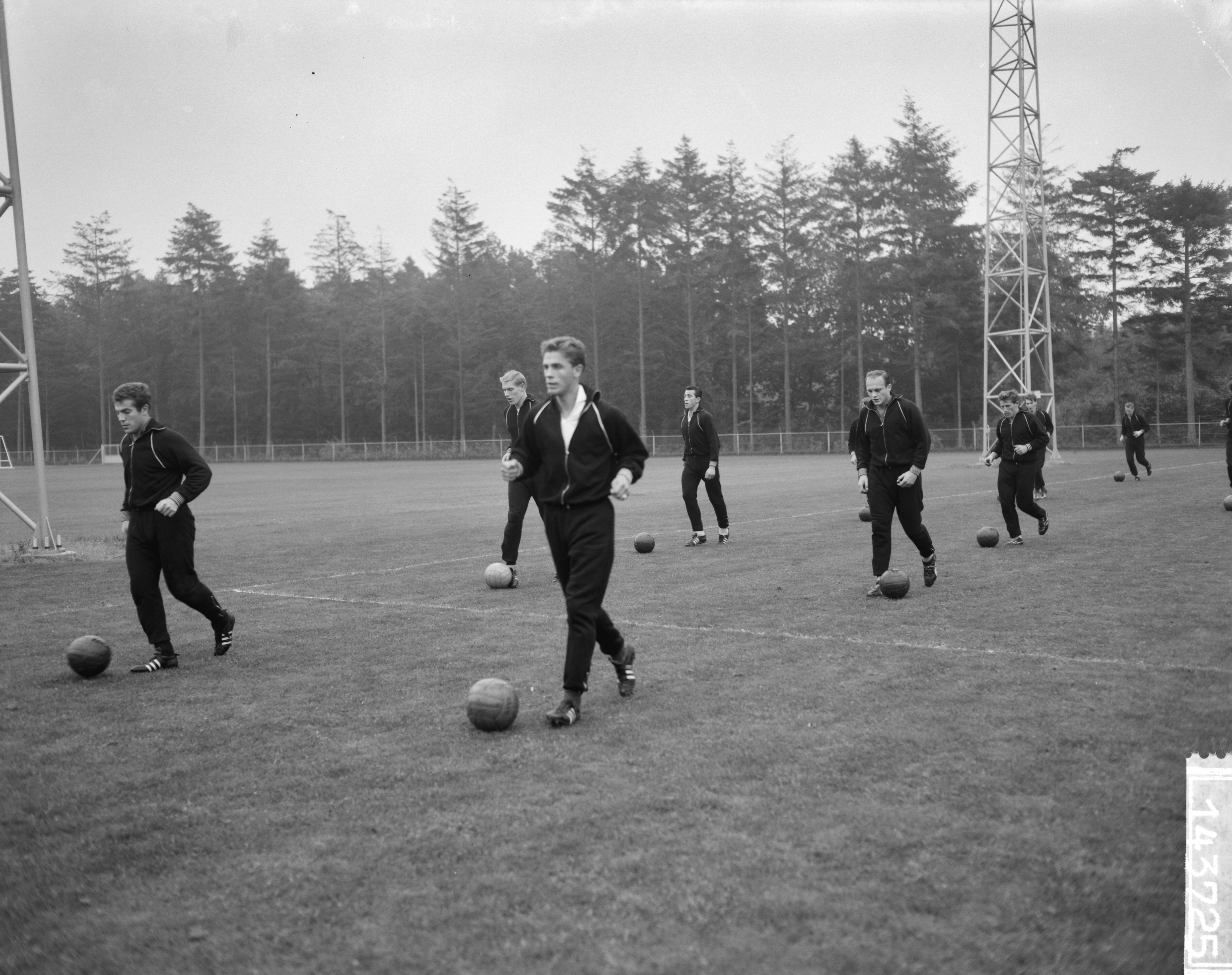 Fotocollectie Anefo — Centrale training Nederlands elftal te Zeist, vlnr. Muller, Pronk, Soetekouw, Schrijvers,. Ouderland, Geurtsen, Pettersson, ? — Foto: Bilsen, Joop van / Anefo. Licentie: Set B: Rechtenvrij / Publiek Domein. Bron: Nationaal Archief. http://hdl.handle.net/10648/aa19fc32-d0b4-102d-bcf8-003048976d84