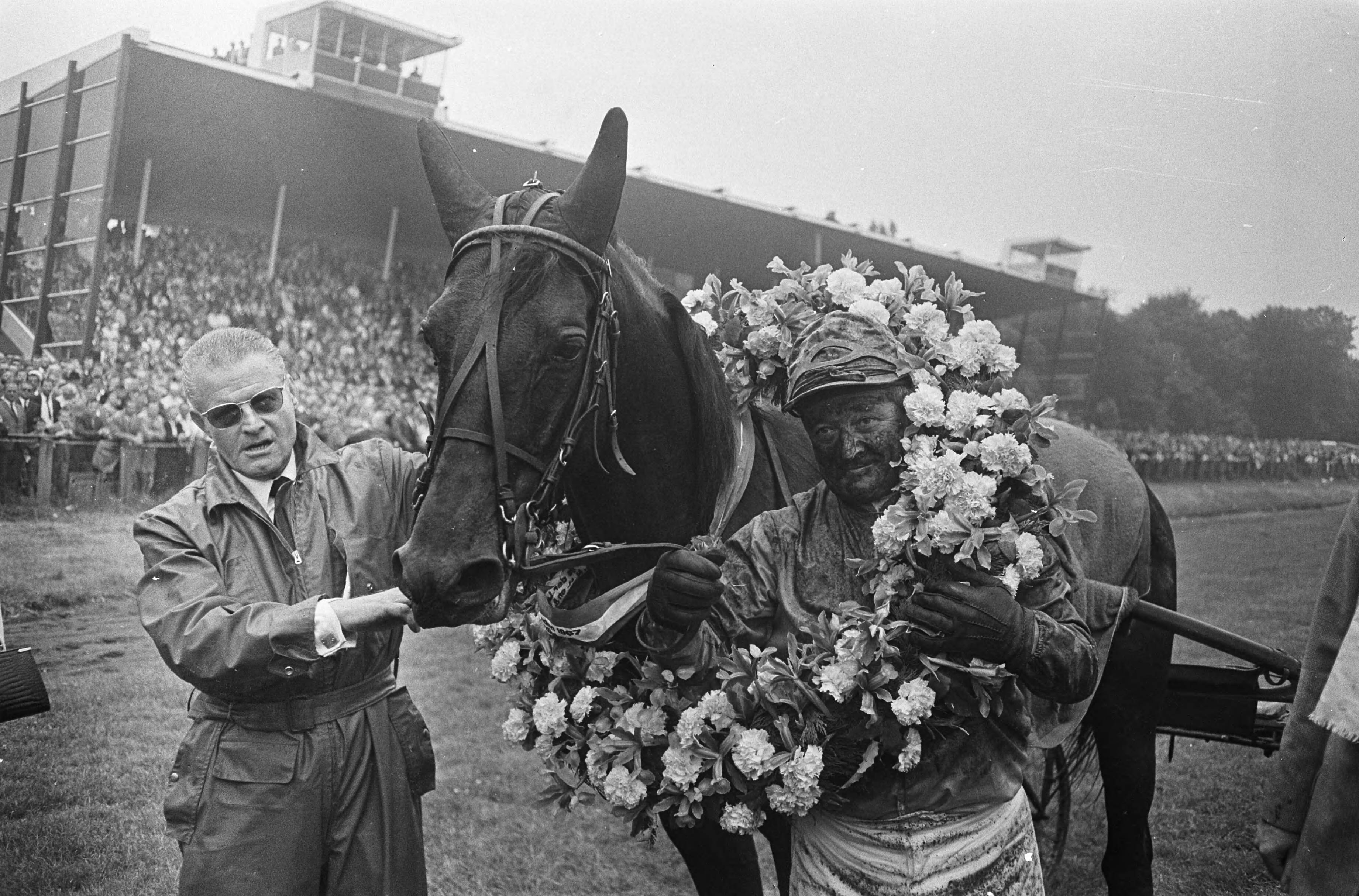 Grote Prijs der Lage Landen — Winnaar, het paard Quand Meme J, gereden door Pierre Arson — Foto: Fotograaf Onbekend / Anefo. Licentie: Set B: Rechtenvrij / Publiek Domein. Bron: Nationaal Archief. http://hdl.handle.net/10648/ab1d2118-d0b4-102d-bcf8-003048976d84