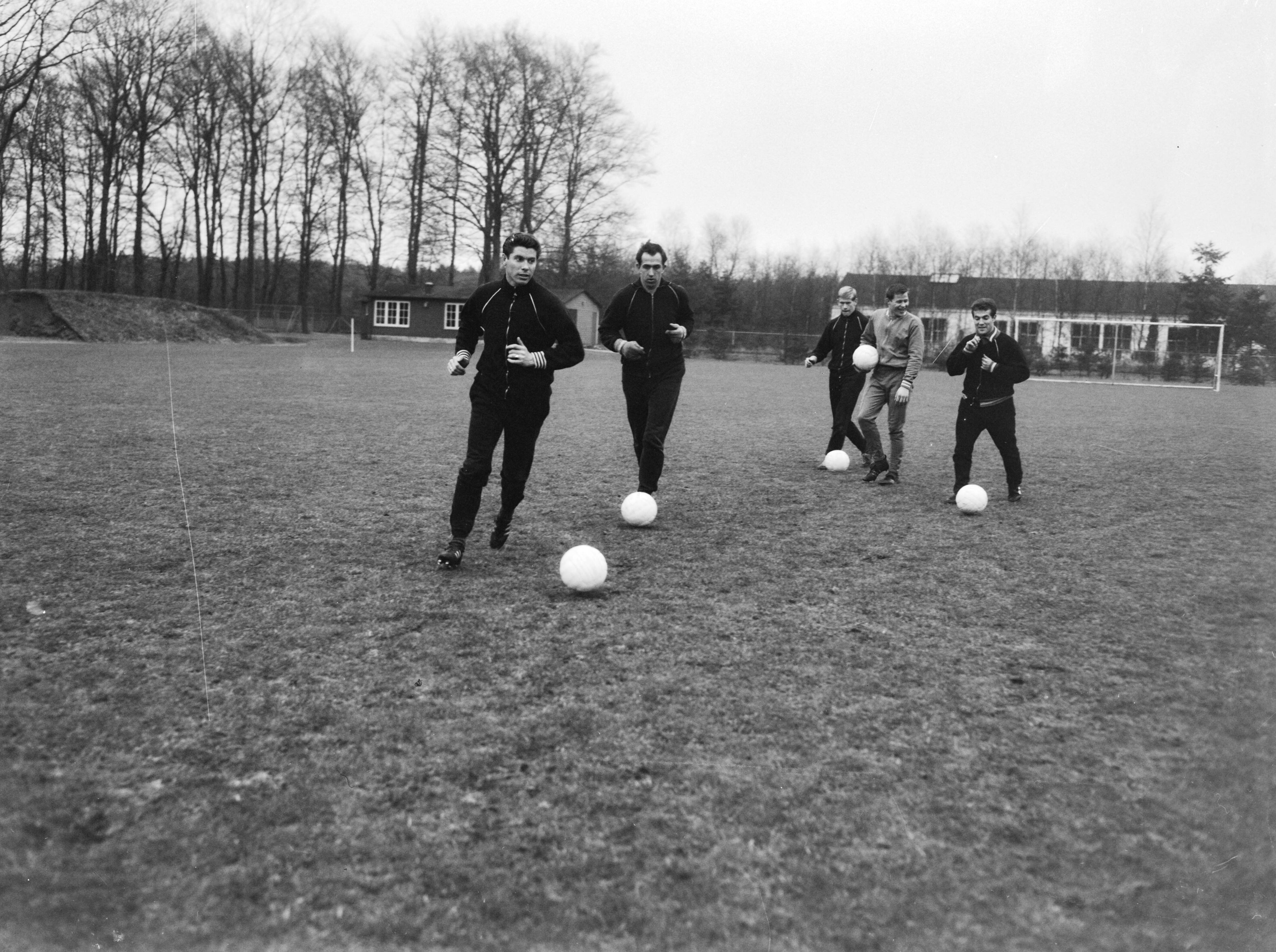 Fotocollectie Anefo — Training Nederlands elftal te Zeist, v.l.n.r. Van Nee , Pieters Graafland, Kemper, Israël en Muller — Foto: Bilsen, Joop van / Anefo. Licentie: Set B: Rechtenvrij / Publiek Domein. Bron: Nationaal Archief. http://hdl.handle.net/10648/aa9aff8a-d0b4-102d-bcf8-003048976d84