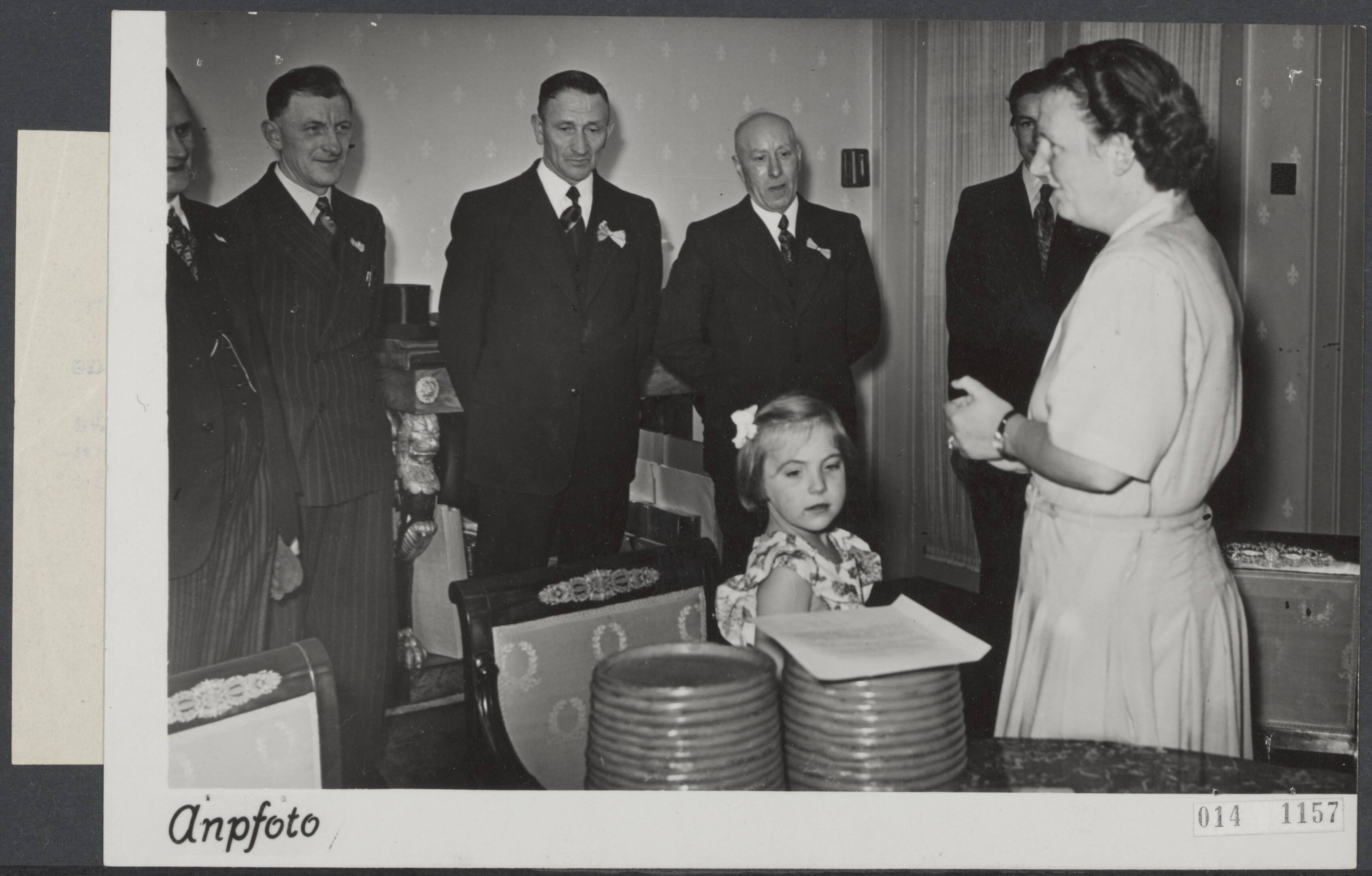 Fotocollectie Elsevier Binnenland — Aanbieding aan koningin Juliana van de "Koninginneharing", welke door de Rijksopperkeurmeester W. Don, uitgekeurd is uit de lading van de VL 208 "Frieda" ten paleize Soestdijk. Wel heeft de vorstin reeds op 20 mei haring ontvangen van de KW 227 "Karel Doorman", doch deze haring kon niet onder rijkscertificaat worden geleverd, daar dit goed nog niet voldoende "rijp" is. De koningin dankt de deputatie die de haring aanbood. Vlnr. de heeren H. van Roon, schipper van de "Frieda", W. Don, rijksopperkeurmeester en Van Dijk — Foto: ANP / RVD of rechtenvrij. Licentie: Set B: Rechtenvrij / Publiek Domein. Bron: Nationaal Archief. http://hdl.handle.net/10648/adb2ebf6-d0b4-102d-bcf8-003048976d84