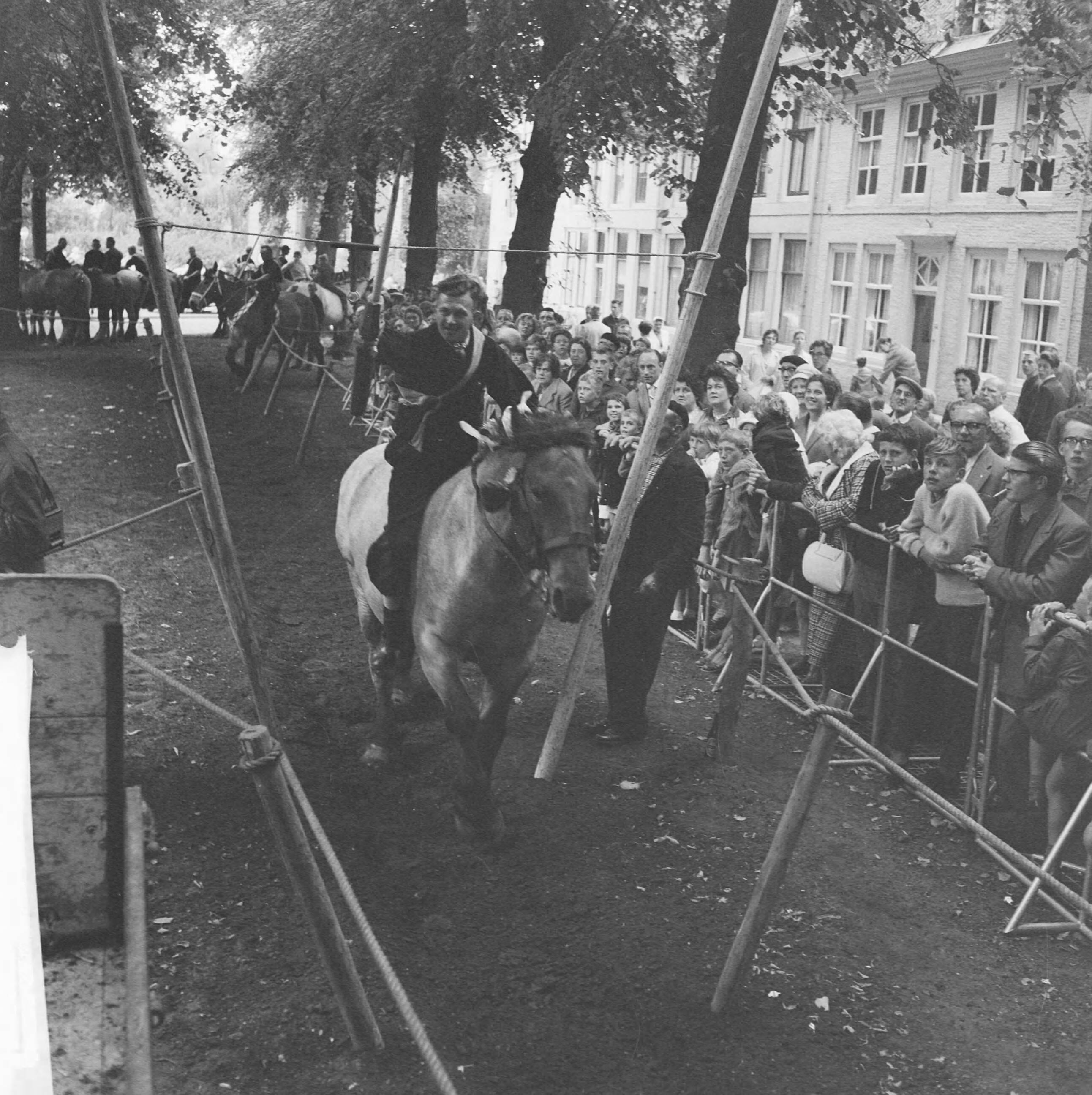 Fotocollectie Anefo — Ringrijden in Middelburg. Boer op paard kwam aanrijden — Foto: Koch, Eric / Anefo. Licentie: Set B: Rechtenvrij / Publiek Domein. Bron: Nationaal Archief. http://hdl.handle.net/10648/a9e069b8-d0b4-102d-bcf8-003048976d84