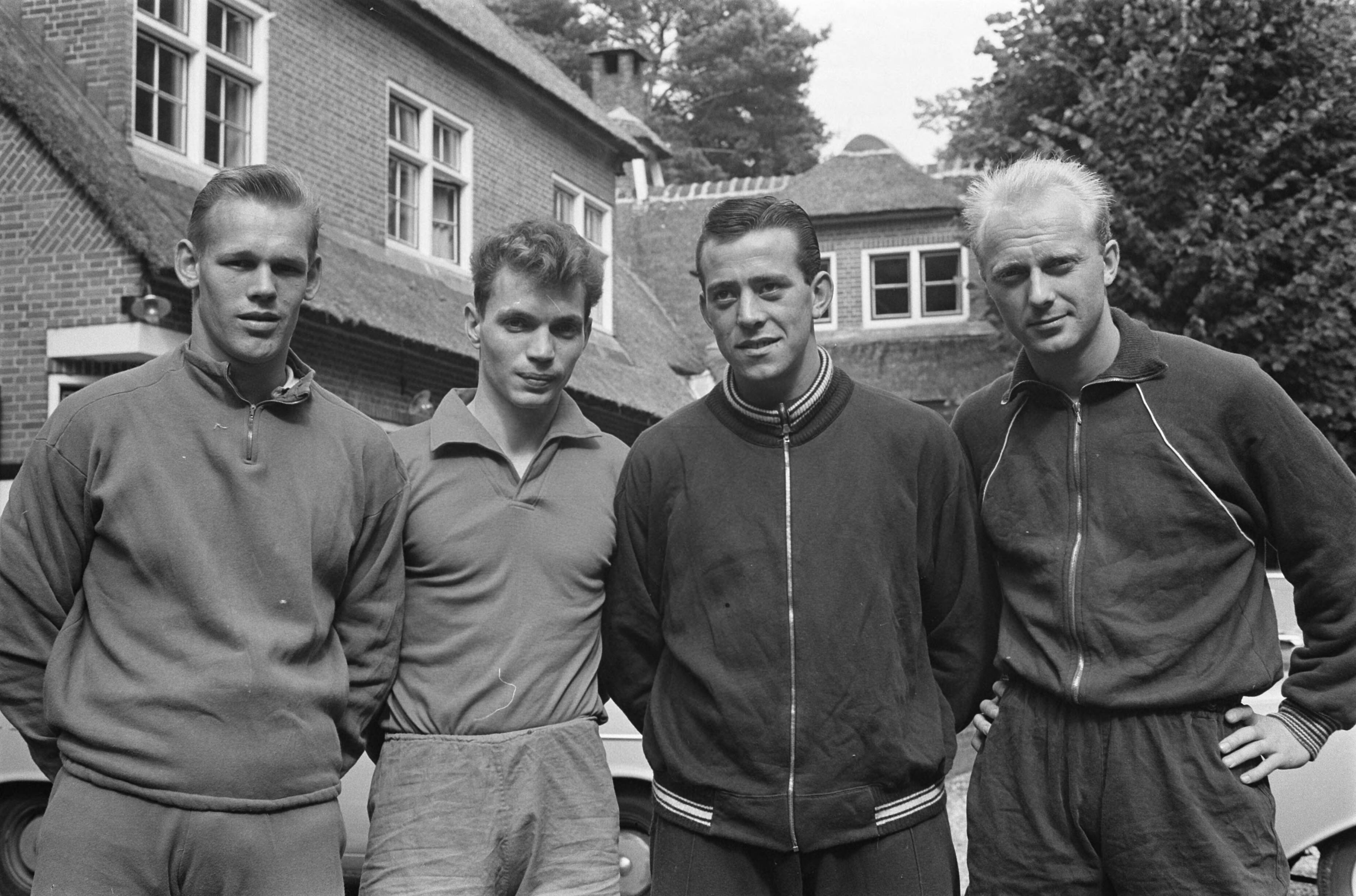 Fotocollectie Anefo — Eerste centrale training Nederlands elftal, v.l.n.r. Peter van de Merwe, Ferry Petterson, Daan Schrijvers en Kruiver — Foto: Pot, Harry / Anefo. Licentie: Set B: Rechtenvrij / Publiek Domein. Bron: Nationaal Archief. http://hdl.handle.net/10648/aa149846-d0b4-102d-bcf8-003048976d84