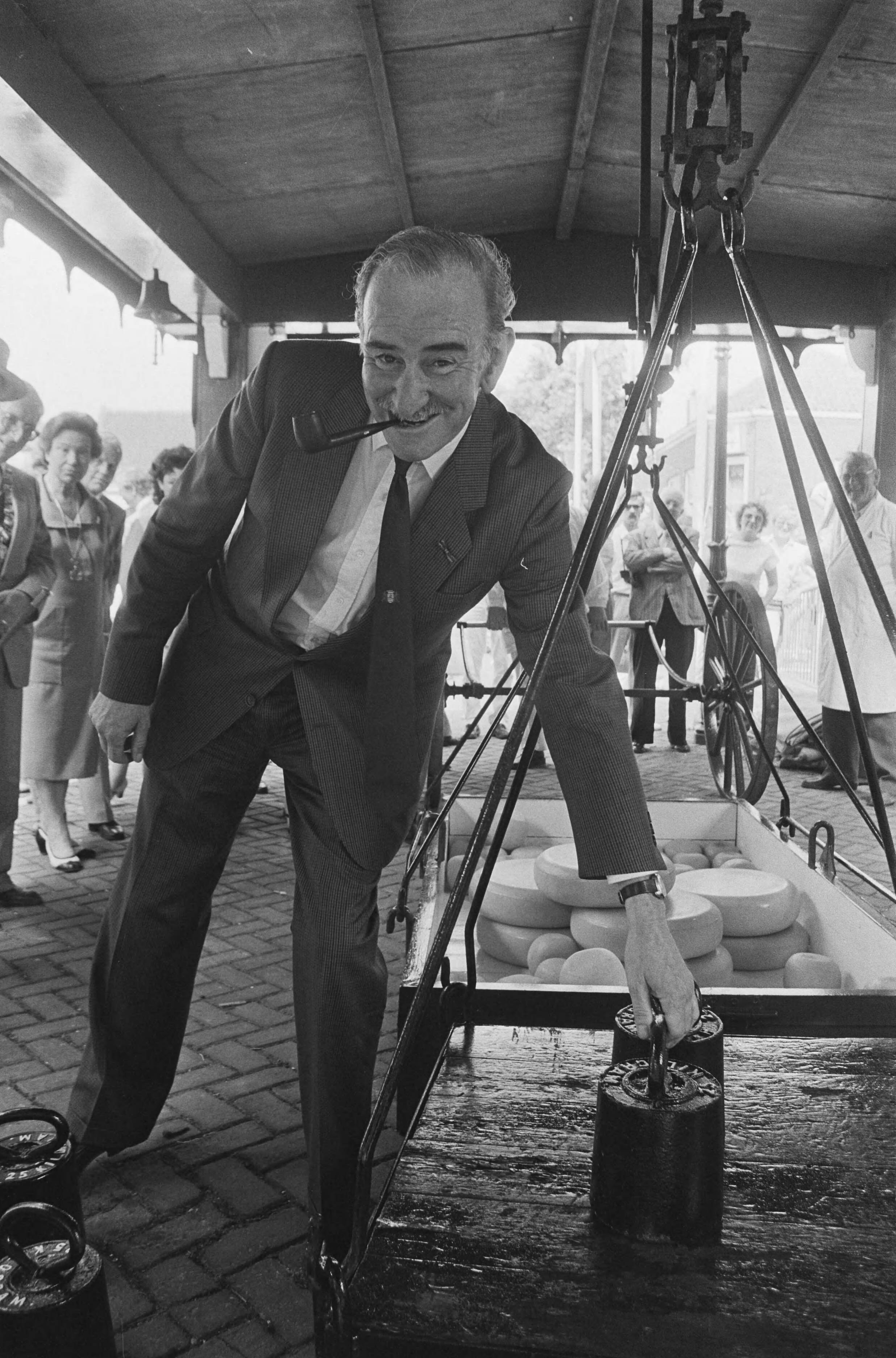 Fotocollectie Anefo — Opening eerste historische kaasmarkt in Purmerend door Nederlandse ambassadeur in Belgie en ex-minister van Buitenlandse Zaken van der Klaauw — Foto: Molendijk, Bart / Anefo. Licentie: Set B: Rechtenvrij / Publiek Domein. Bron: Nationaal Archief. http://hdl.handle.net/10648/ad55241c-d0b4-102d-bcf8-003048976d84