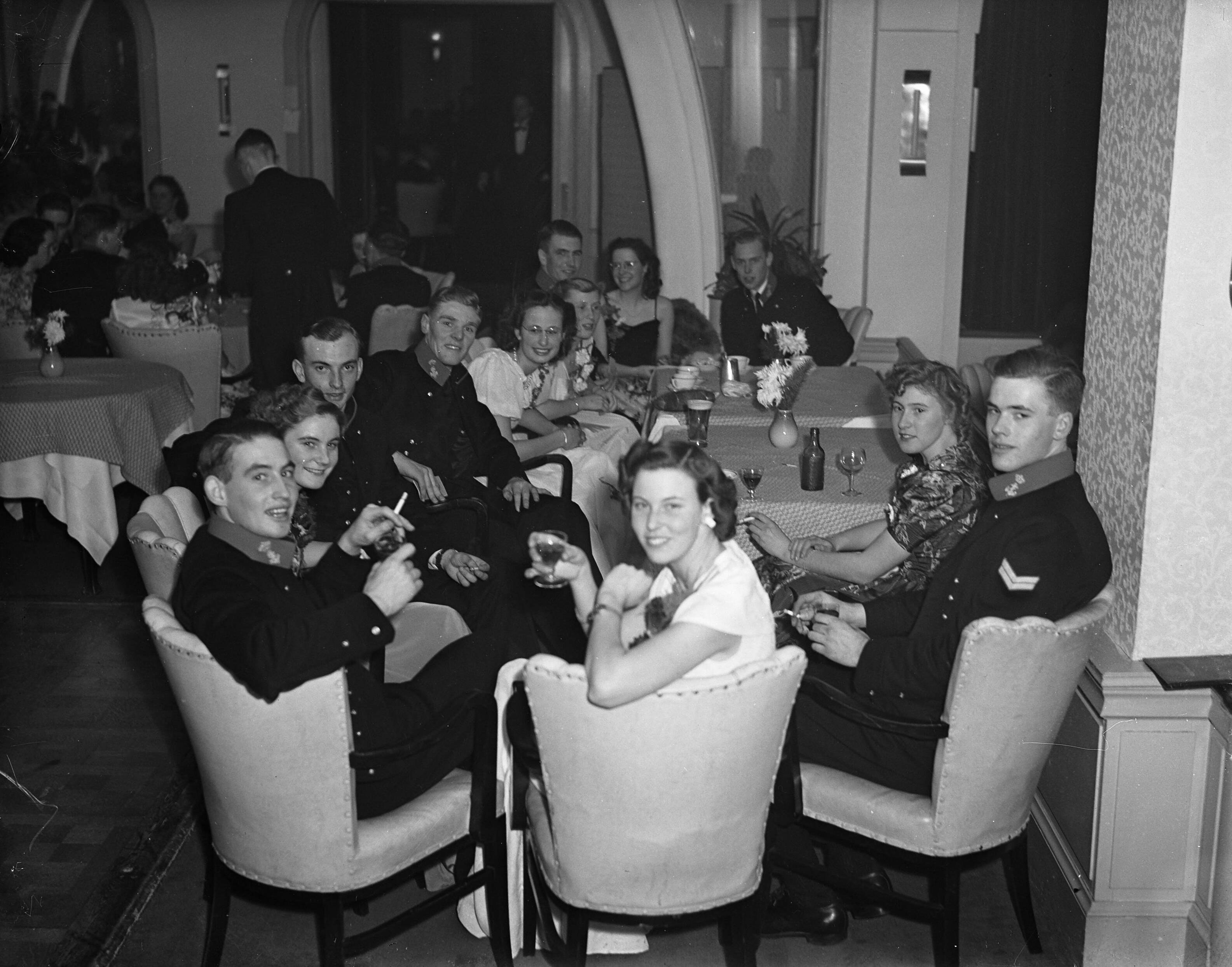 Fotocollectie Anefo — Bal adelborsten Kurhaus Scheveningen @ — Foto: Noske, J.D. / Anefo. Licentie: Set B: Rechtenvrij / Publiek Domein. Bron: Nationaal Archief. http://hdl.handle.net/10648/a8c1793c-d0b4-102d-bcf8-003048976d84