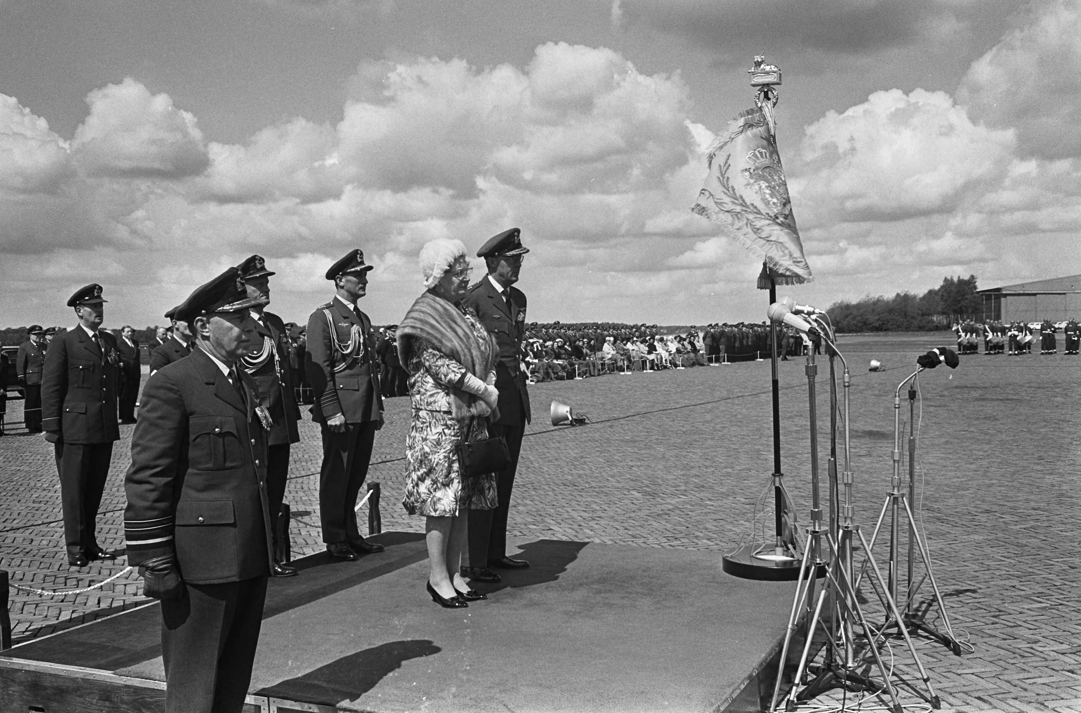 Fotocollectie Anefo — Koningin Juliana geeft vaandel aan de Koninklijke Luchtmacht, koningin Juliana en prins Berhard op podium — Foto: Koch, Eric / Anefo. Licentie: Set B: Rechtenvrij / Publiek Domein. Bron: Nationaal Archief. http://hdl.handle.net/10648/aaa952f6-d0b4-102d-bcf8-003048976d84