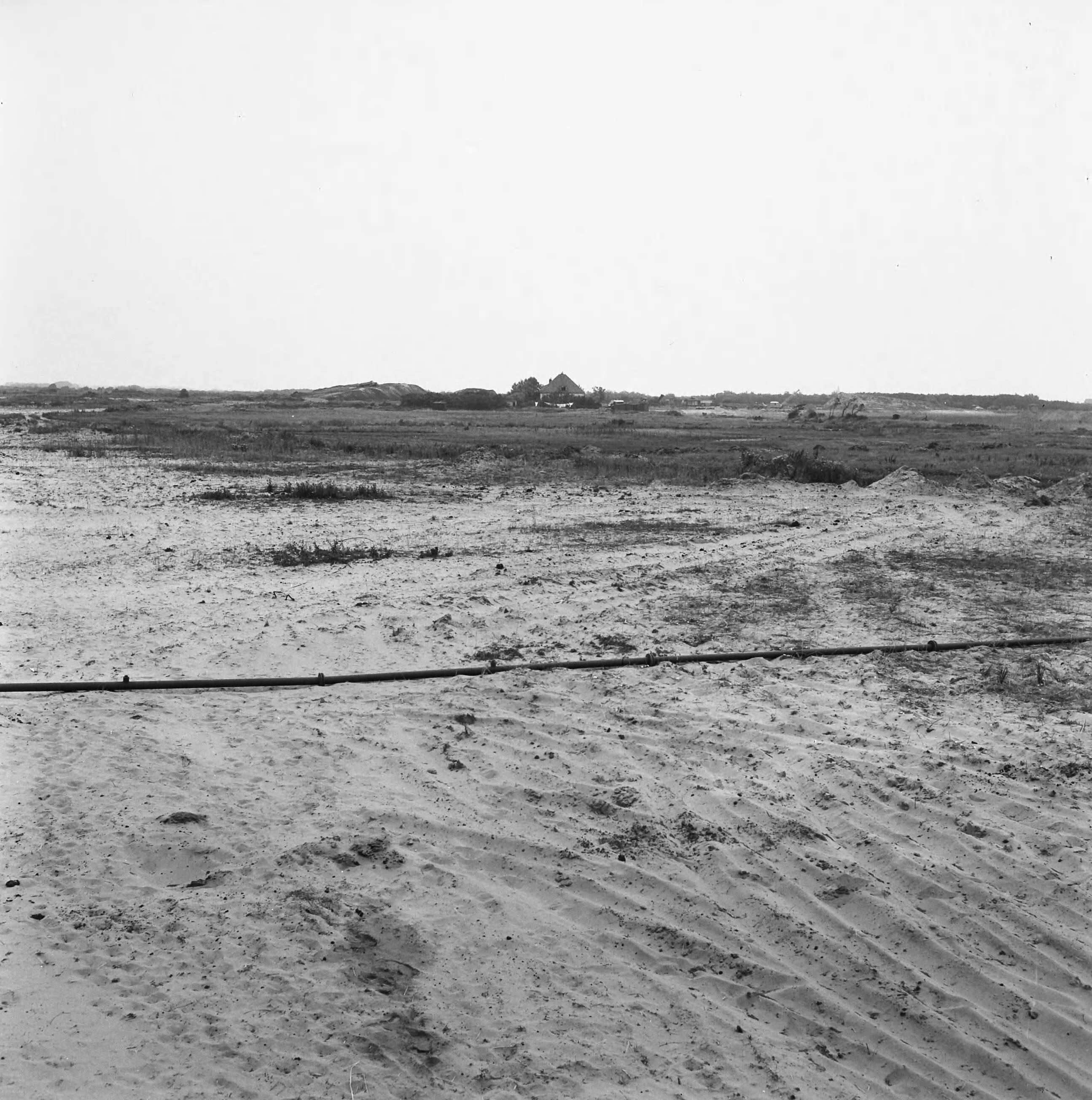 Fotocollectie Nederlandse Heidemaatschappij — Ruilverkaveling "Het Langeveld" te Noordwijk. Ontgraven van veen. De kavels worden t.b.v. de bloembollencultuur aangelegd — Foto: Eyssen, [...] / Heidemij. Licentie: Set B: Rechtenvrij / Publiek Domein. Bron: Nationaal Archief. http://hdl.handle.net/10648/ae5cf650-d0b4-102d-bcf8-003048976d84