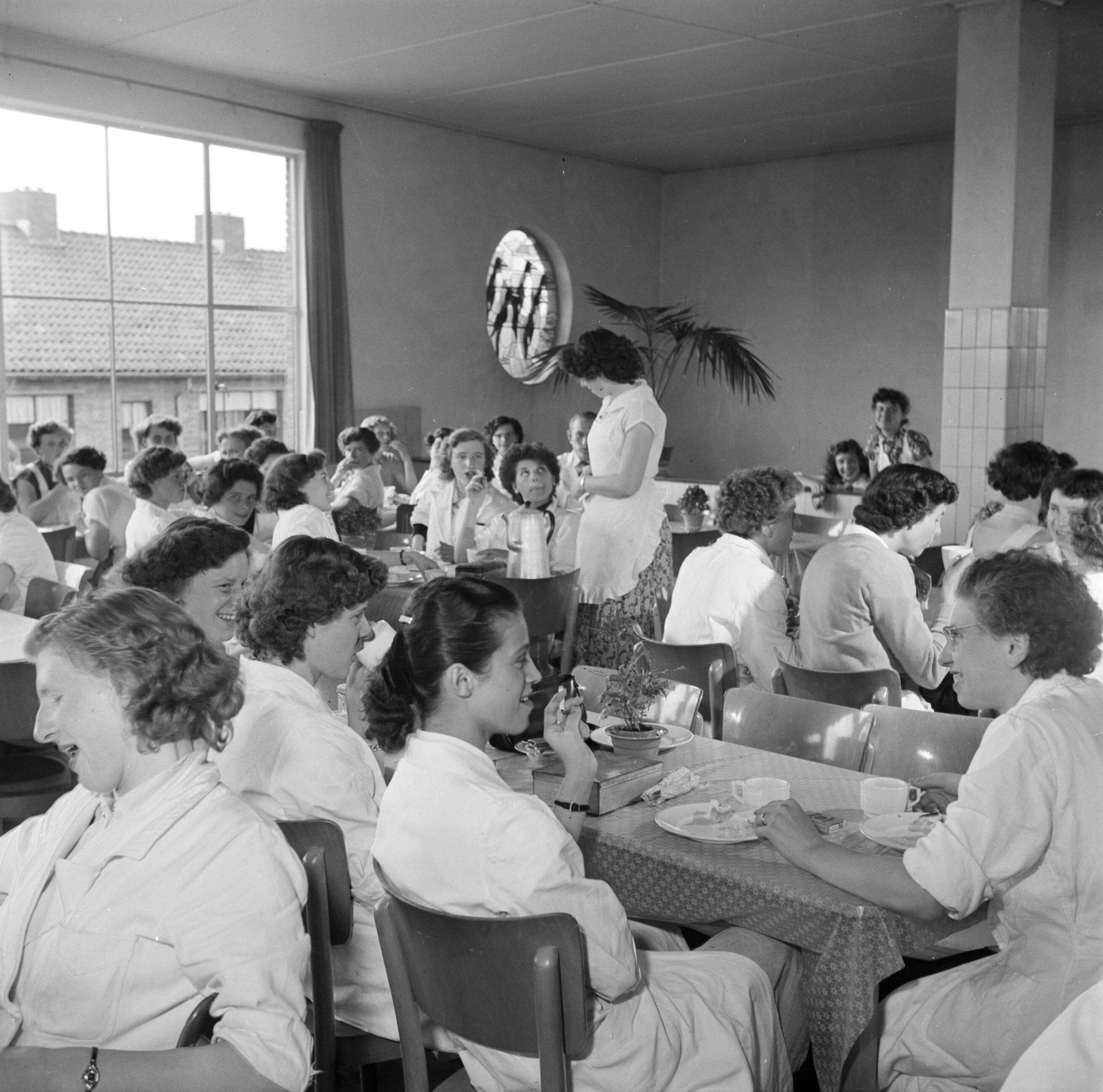 Reportage Kerko Haarlem — De kantine van Kerko — Foto: Poll, Willem van de. Licentie: Set B: Rechtenvrij / Publiek Domein. Bron: Nationaal Archief. http://hdl.handle.net/10648/aecbd5ca-d0b4-102d-bcf8-003048976d84