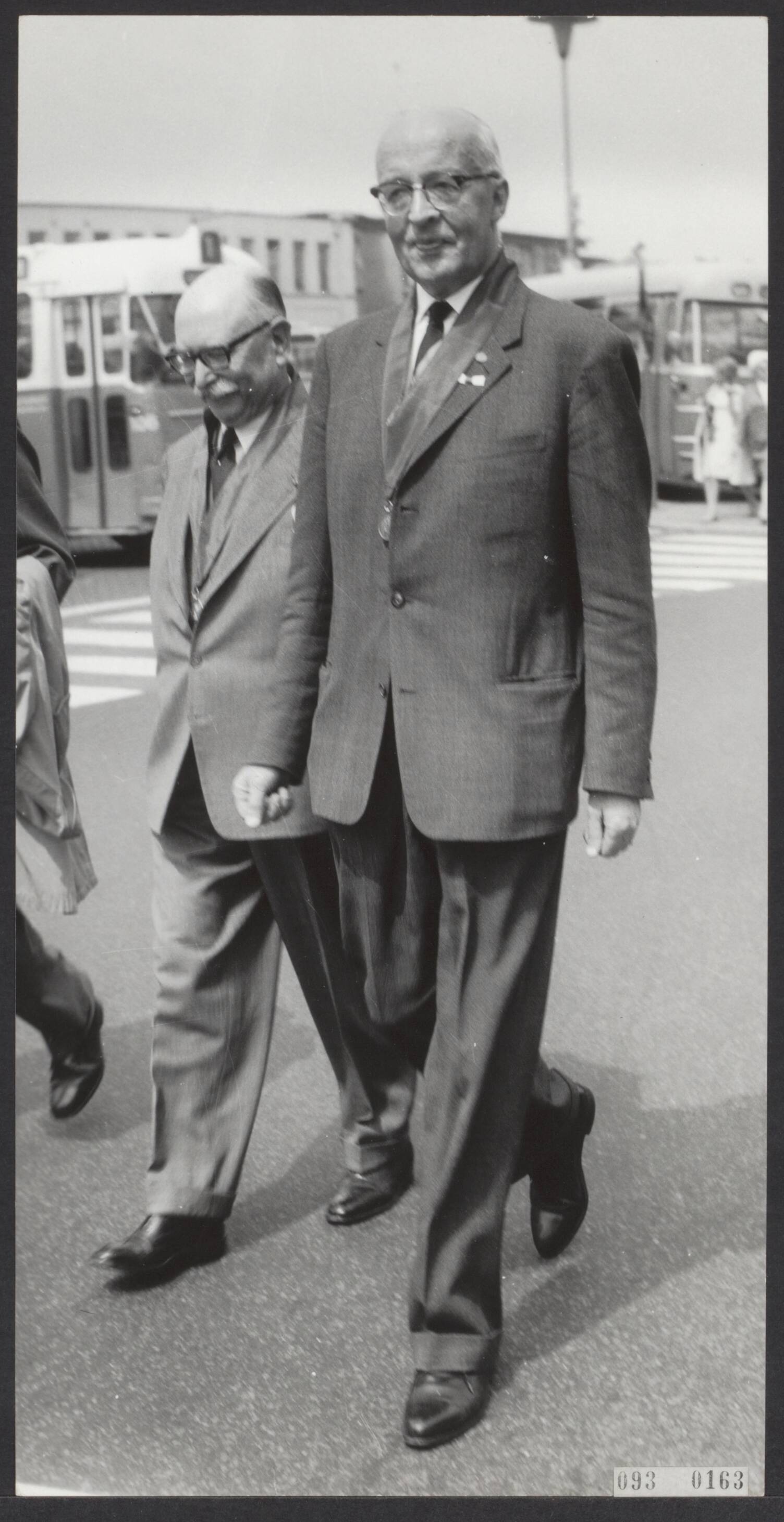 Fotocollectie Elsevier Binnenland — Lustrum van oud-studenten Universiteit Utrecht. In de optocht van het station naar de Domkerk oud-burgemeester van Rotterdam, G.E. van Walsum — Foto: Bilsen, Joop van / Anefo. Licentie: Set B: Rechtenvrij / Publiek Domein. Bron: Nationaal Archief. http://hdl.handle.net/10648/ae275446-d0b4-102d-bcf8-003048976d84