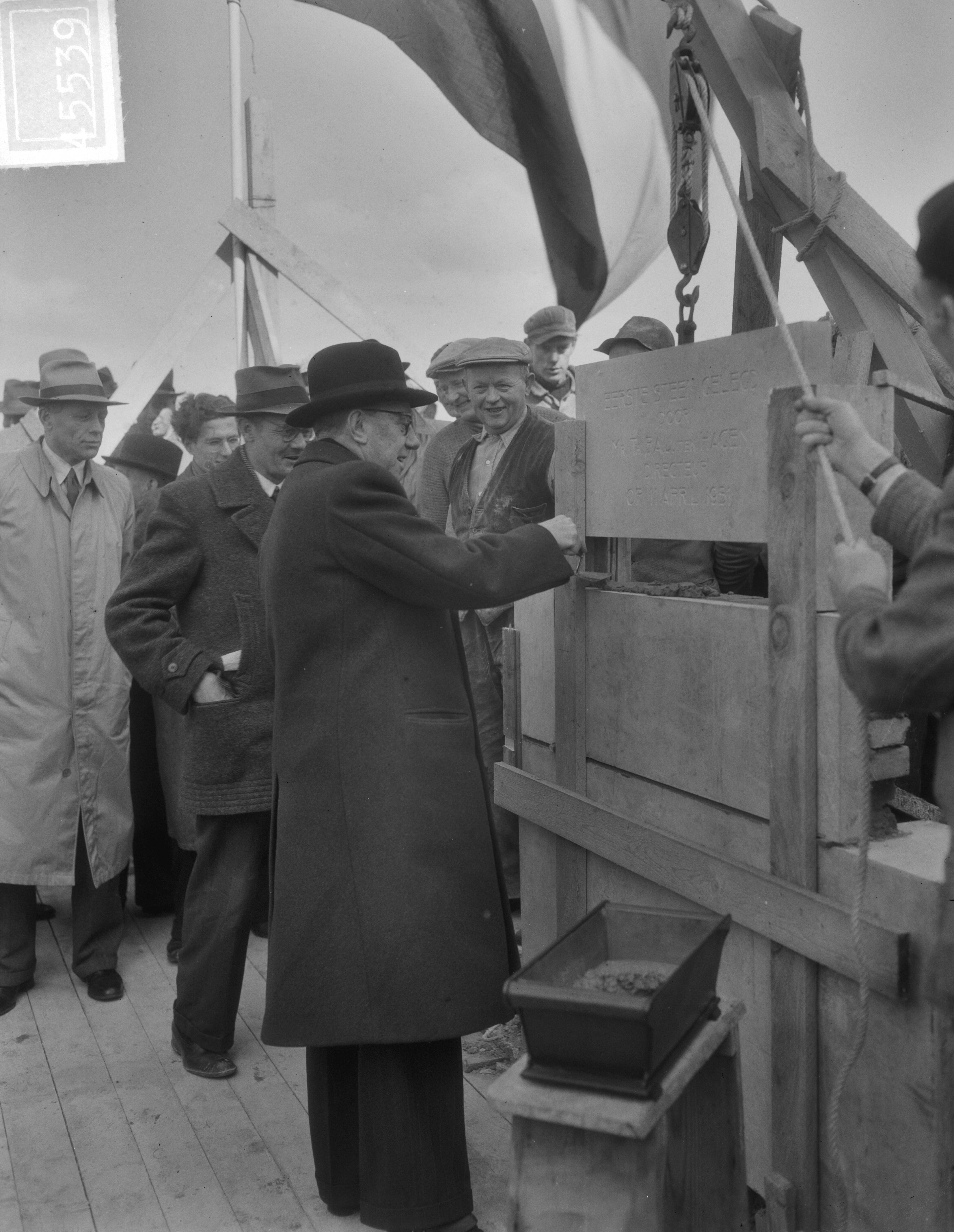 Eerste steenlegging Drukkerij Ten Hagen in Den Haag — Foto: Duinen, G.W. van / Anefo. — Licentie: Set B: Rechtenvrij / Publiek Domein. Bron: Nationaal Archief. http://hdl.handle.net/10648/a8e9af4c-d0b4-102d-bcf8-003048976d84