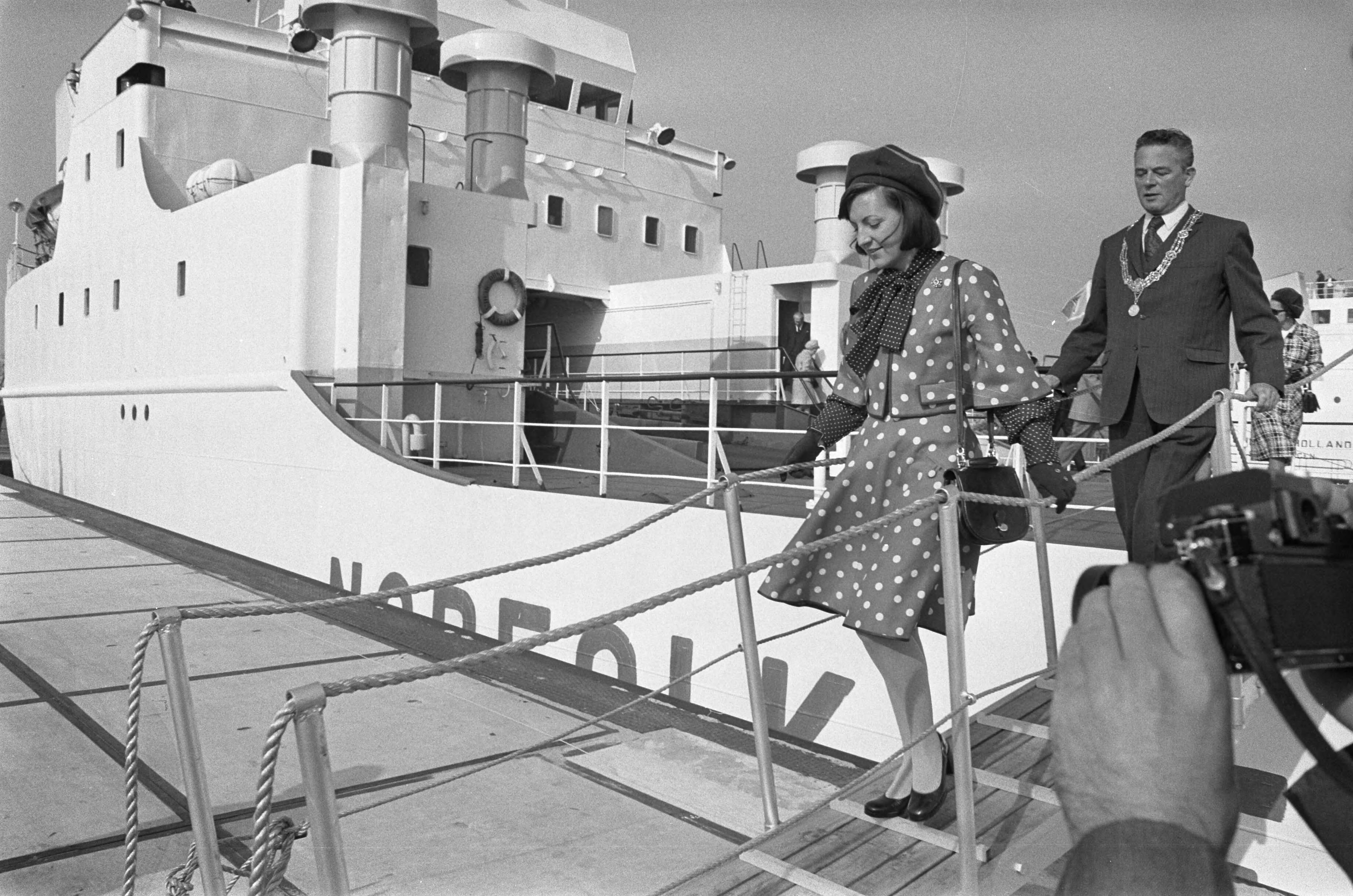 Fotocollectie Anefo — Prinses Margriet opent nieuwe insteekhaven voor containers in Scheveningen door druk op knop, Margriet en Burgemeester Marijnen verlaten schip / — Foto: Peters, Hans / Anefo. Licentie: Set B: Rechtenvrij / Publiek Domein. Bron: Nationaal Archief. http://hdl.handle.net/10648/ac38a4aa-d0b4-102d-bcf8-003048976d84