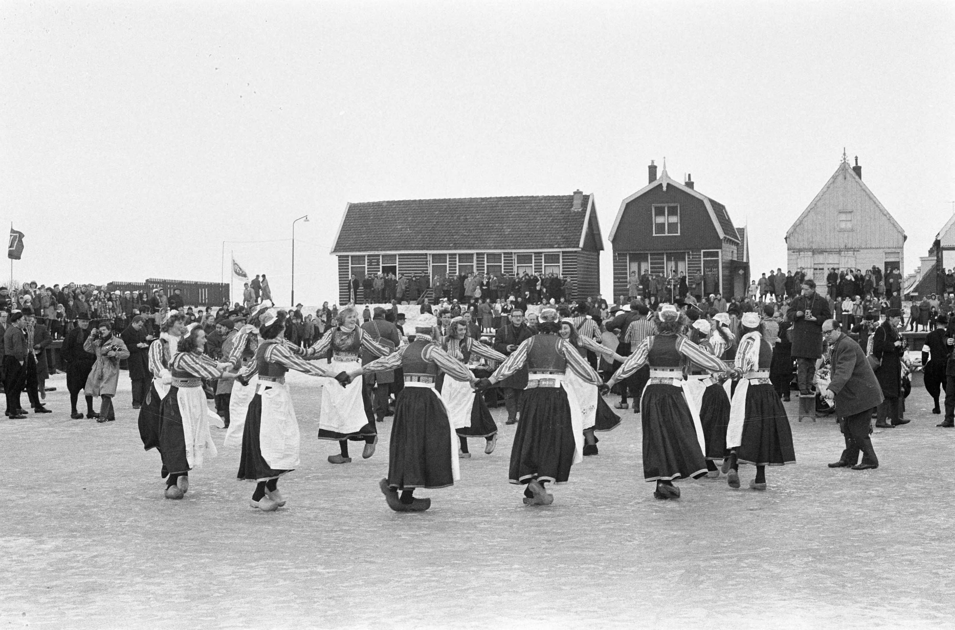 Fotocollectie Anefo — Traditionele Boerenbruiloft in Marken gehouden, de bruiloftgangers dansen in een kring om de bruid en bruidegom heen — Foto: Gelderen, Hugo van / Anefo. Licentie: Set B: Rechtenvrij / Publiek Domein. Bron: Nationaal Archief. http://hdl.handle.net/10648/aa27a0bc-d0b4-102d-bcf8-003048976d84