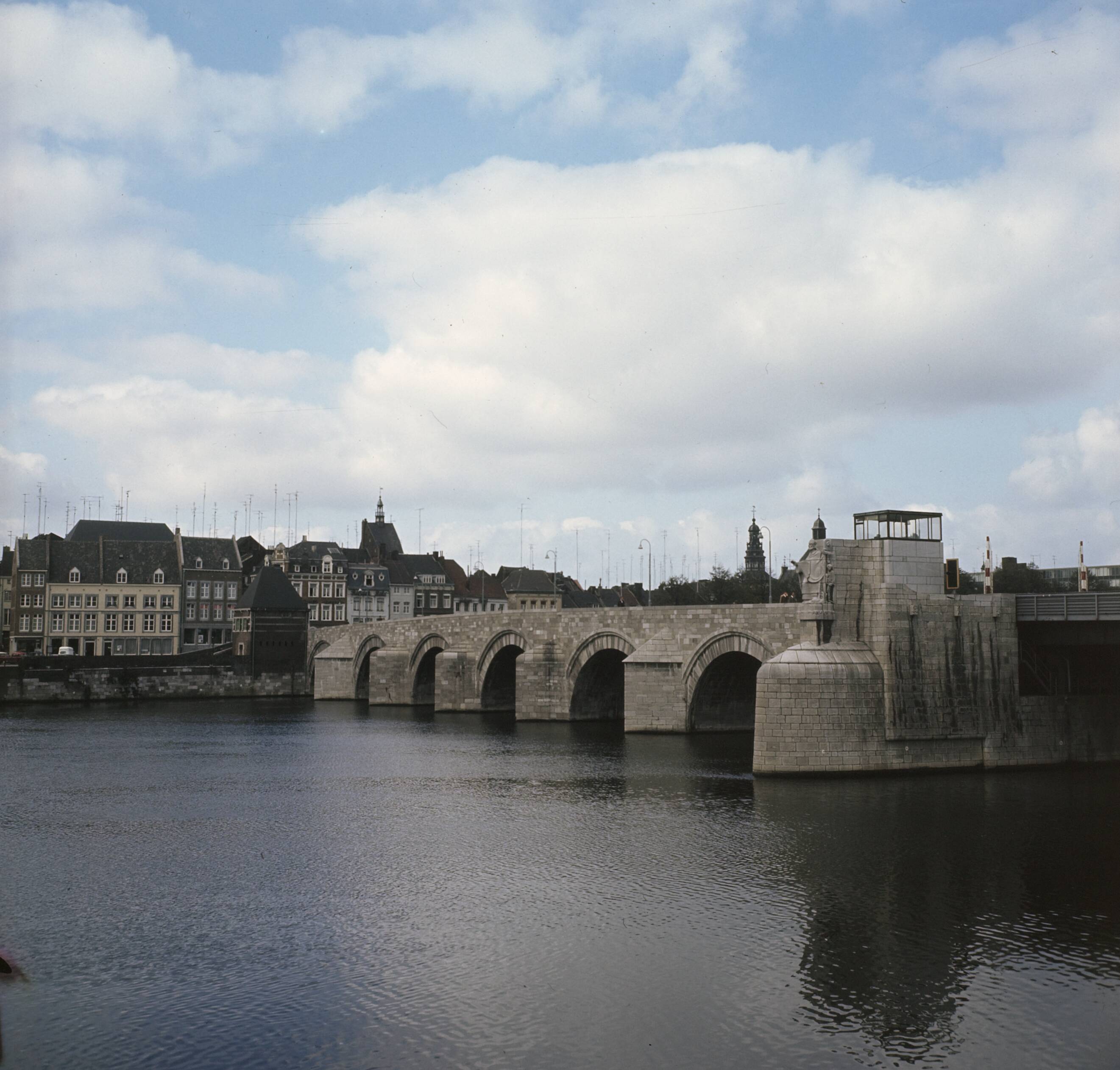 Fotocollectie Anefo — Maastricht: stadsgezichten; St. Sevaasbrug — Foto: Nijs, Jac. de / Anefo. Licentie: Set B: Rechtenvrij / Publiek Domein. Bron: Nationaal Archief. http://hdl.handle.net/10648/ad8e9328-d0b4-102d-bcf8-003048976d84