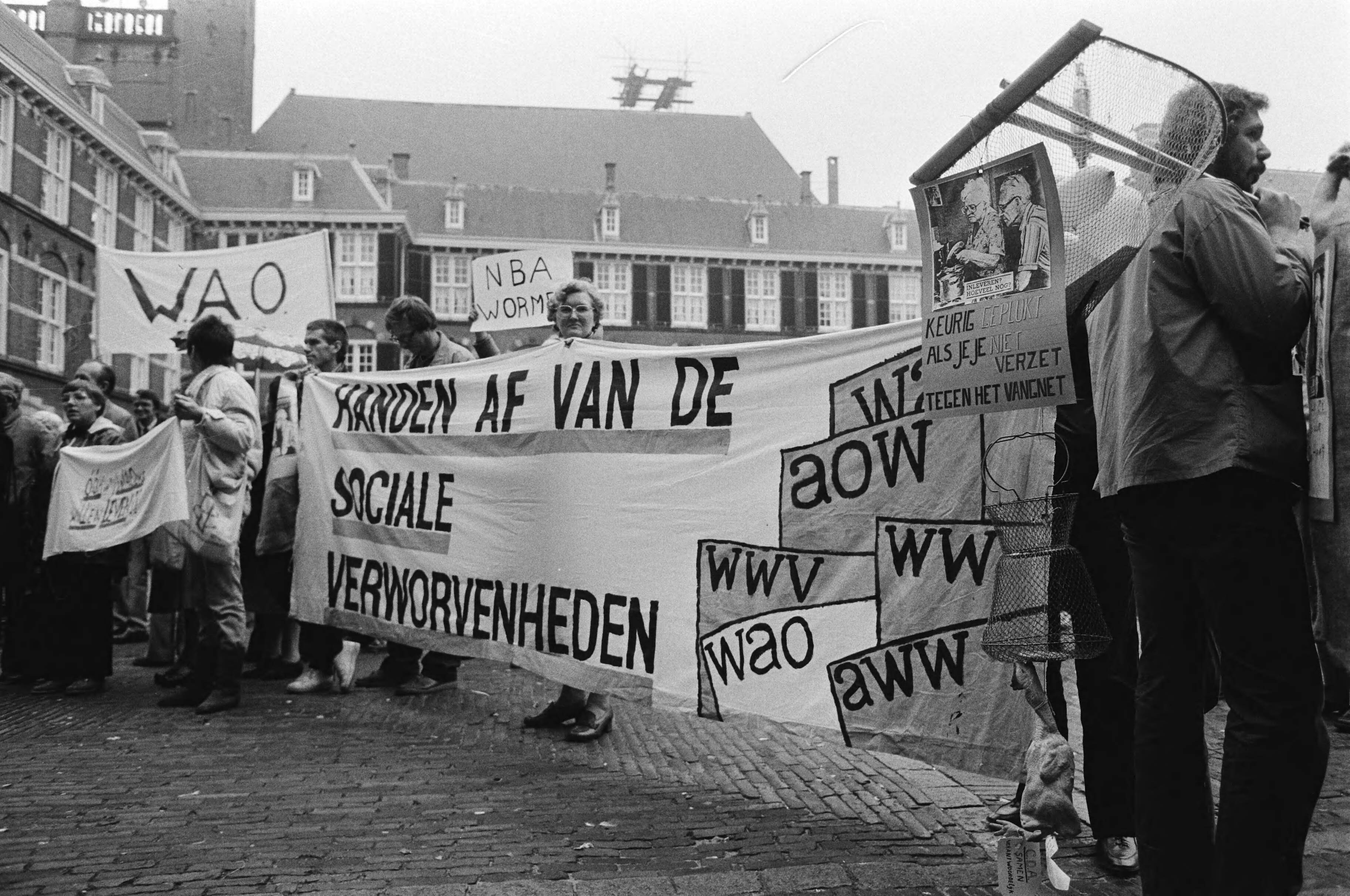 Demonstratie van het landelijk WAO Comité, op het Binnenhof, tegen de bezuinigingen op uitkeringen — Den Haag|Zuid-Holland|demonstraties |bezuinigingen |demonstranten |spandoeken |Binnenhof|Binnenhof — Foto: Croes, Rob C. / Anefo. Licentie: Set B: Rechtenvrij / Publiek Domein. Bron: Nationaal Archief. http://hdl.handle.net/10648/ad21259a-d0b4-102d-bcf8-003048976d84
