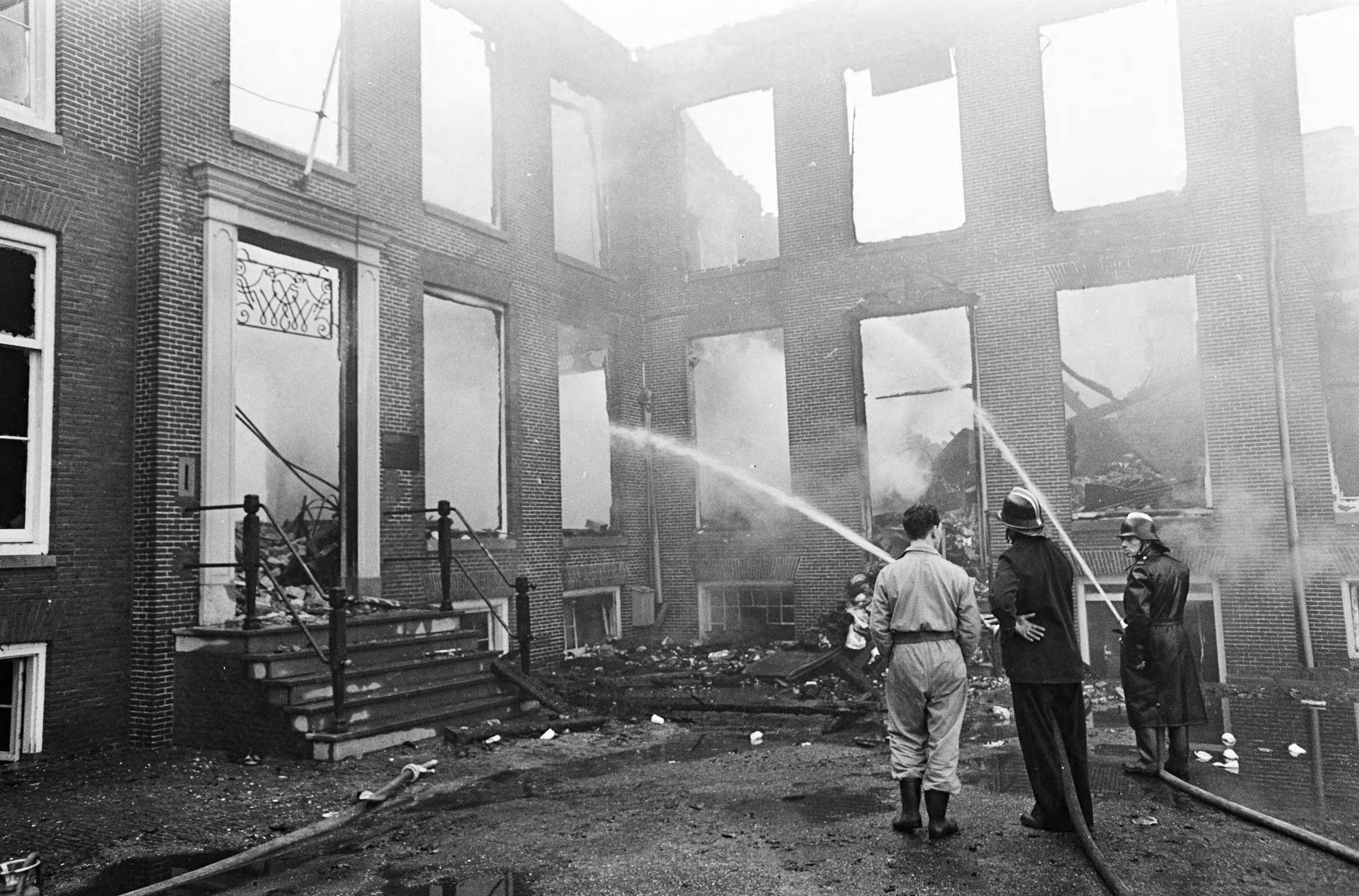 Fotocollectie Anefo — Brand bij Hernhutters te Zeist. Puinhopen na de brand — Foto: Kroon, Ron / Anefo. Licentie: Set B: Rechtenvrij / Publiek Domein. Bron: Nationaal Archief. http://hdl.handle.net/10648/ab2bad6e-d0b4-102d-bcf8-003048976d84