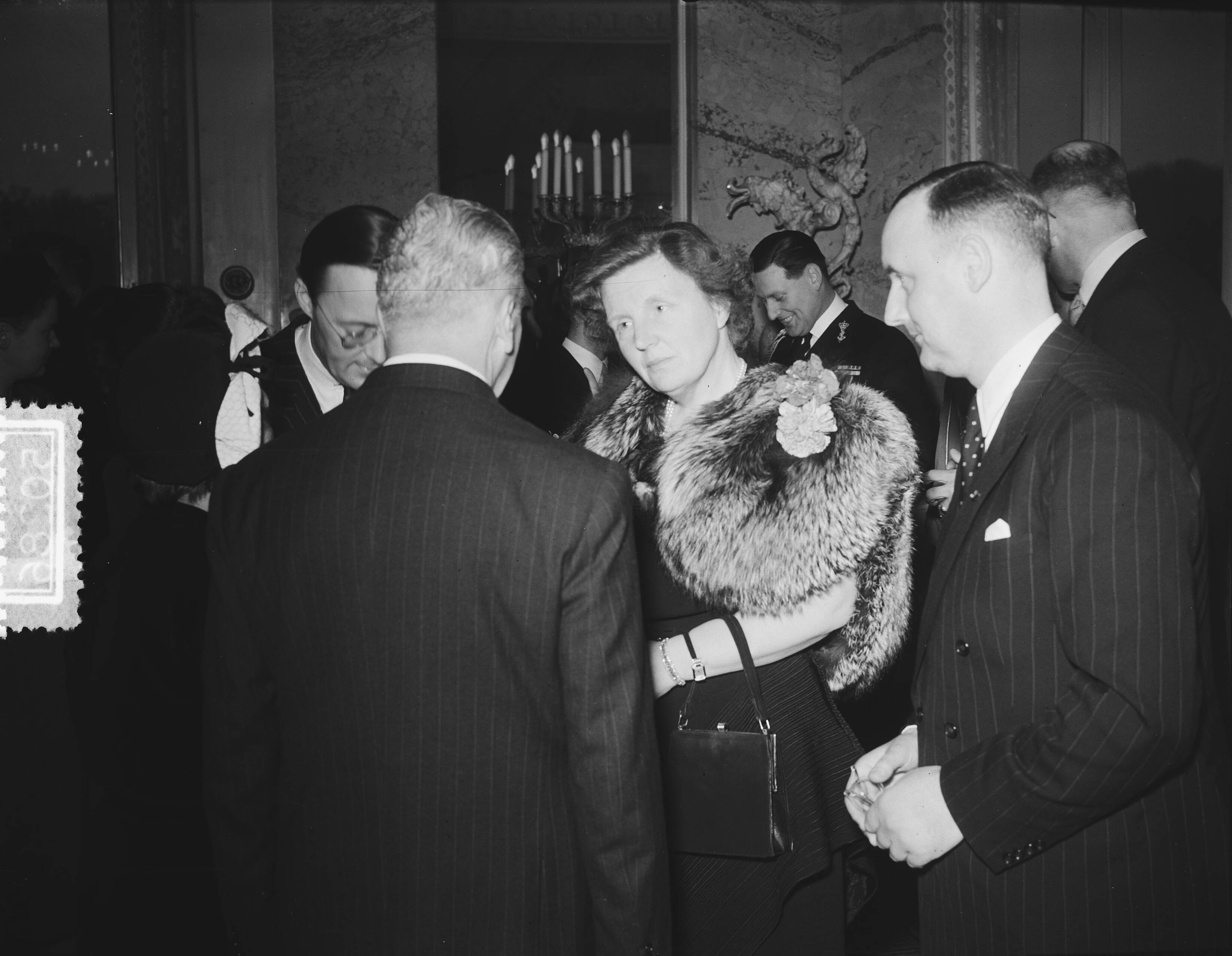 Koningin Juliana ontvangt op paleis Soestdijk Zuid-Amerikaanse gasten — Foto: Bilsen, Joop van / Anefo. — Licentie: Set B: Rechtenvrij / Publiek Domein. Bron: Nationaal Archief. http://hdl.handle.net/10648/a8f744f4-d0b4-102d-bcf8-003048976d84
