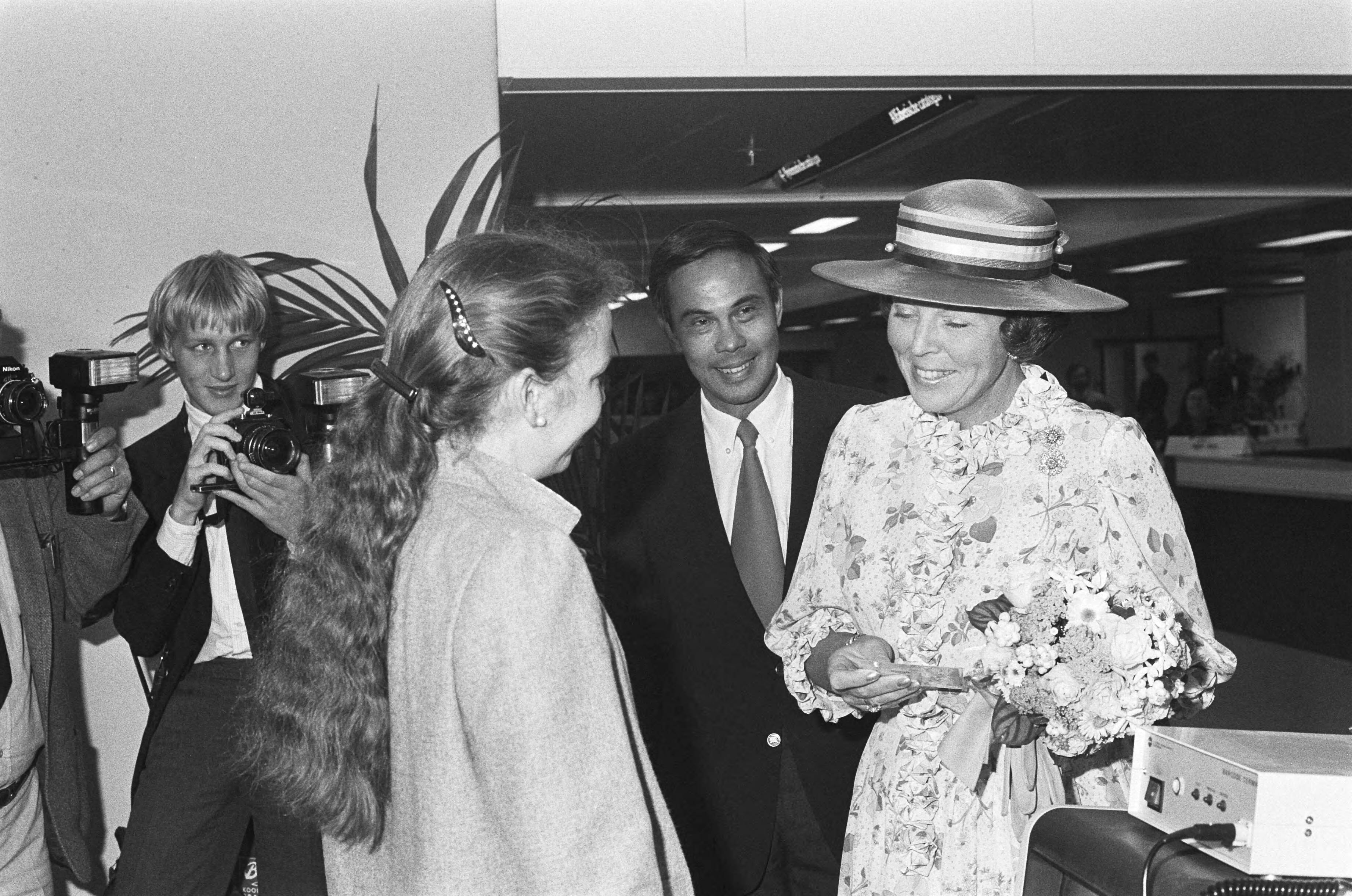 Koningin Beatrix opent Koninklijke de Bibliotheek in Den Haag — Koningin Beatrix krijgt een lezerspas — Foto: Dijk, Hans van / Anefo. Licentie: Set B: Rechtenvrij / Publiek Domein. Bron: Nationaal Archief. http://hdl.handle.net/10648/ad1f3e10-d0b4-102d-bcf8-003048976d84
