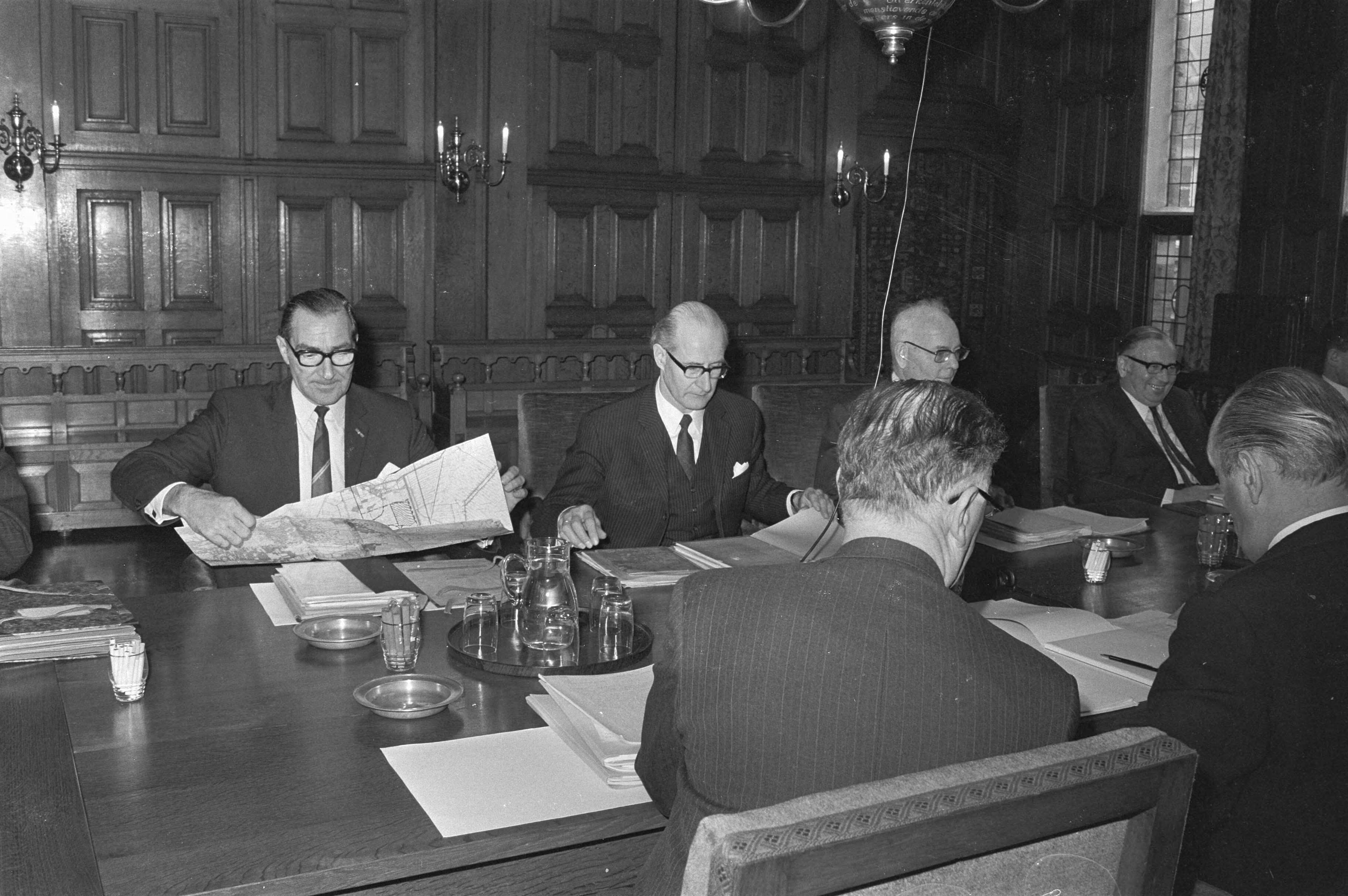 Fotocollectie Anefo — Minister Schut en staatssecretaris Haex spreken met bestuur provincie Groningen over militair oefenterrein, in provinciehuis, Groningen; — Foto: Peters, Hans / Anefo. Licentie: Set B: Rechtenvrij / Publiek Domein. Bron: Nationaal Archief. http://hdl.handle.net/10648/abb3354a-d0b4-102d-bcf8-003048976d84