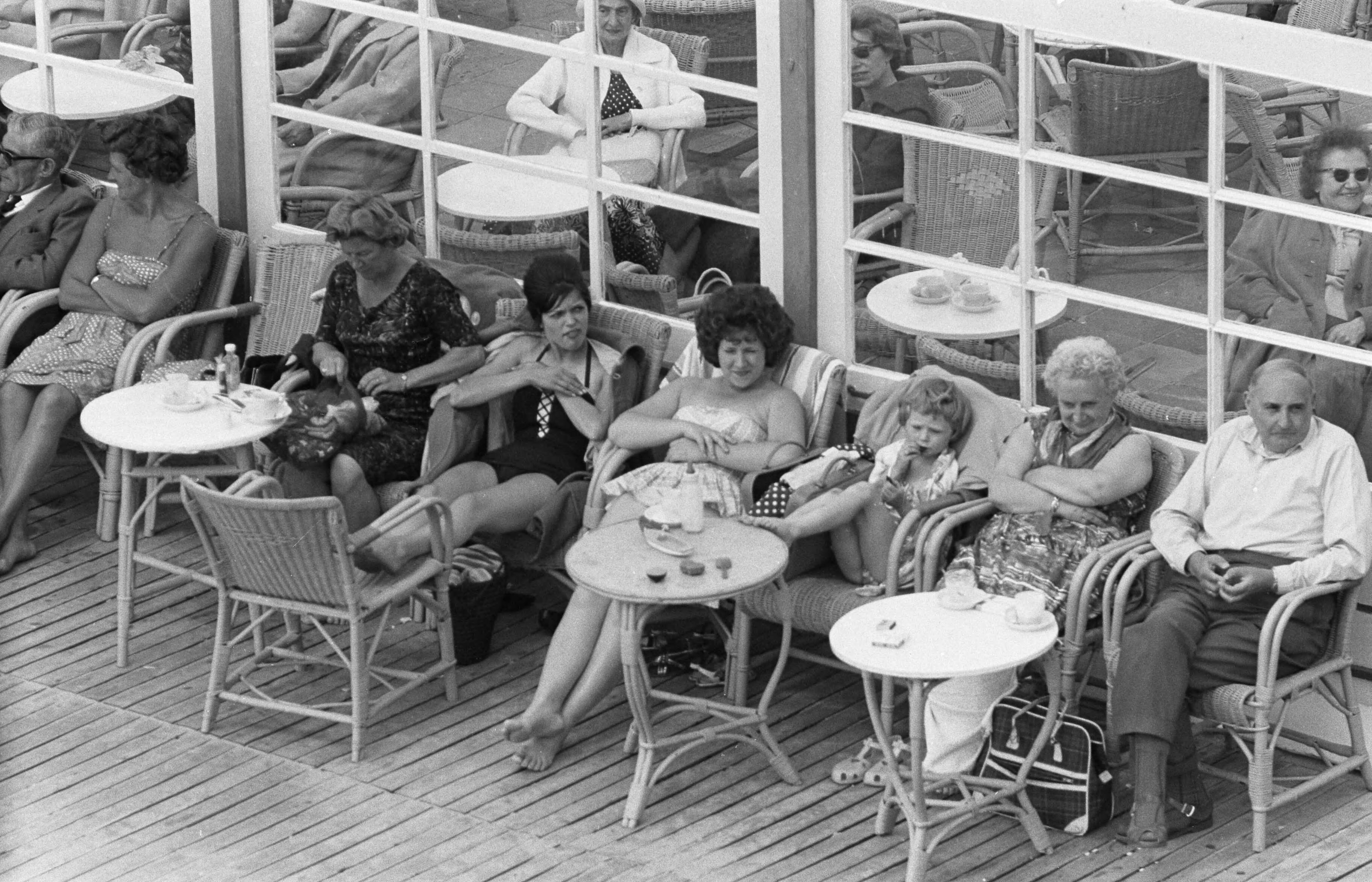 Fotocollectie Anefo — Strand Zandvoort. Terras van strandpaviljoen — Foto: Pot, Harry / Anefo. Licentie: Set B: Rechtenvrij / Publiek Domein. Bron: Nationaal Archief. http://hdl.handle.net/10648/aa0b6d48-d0b4-102d-bcf8-003048976d84