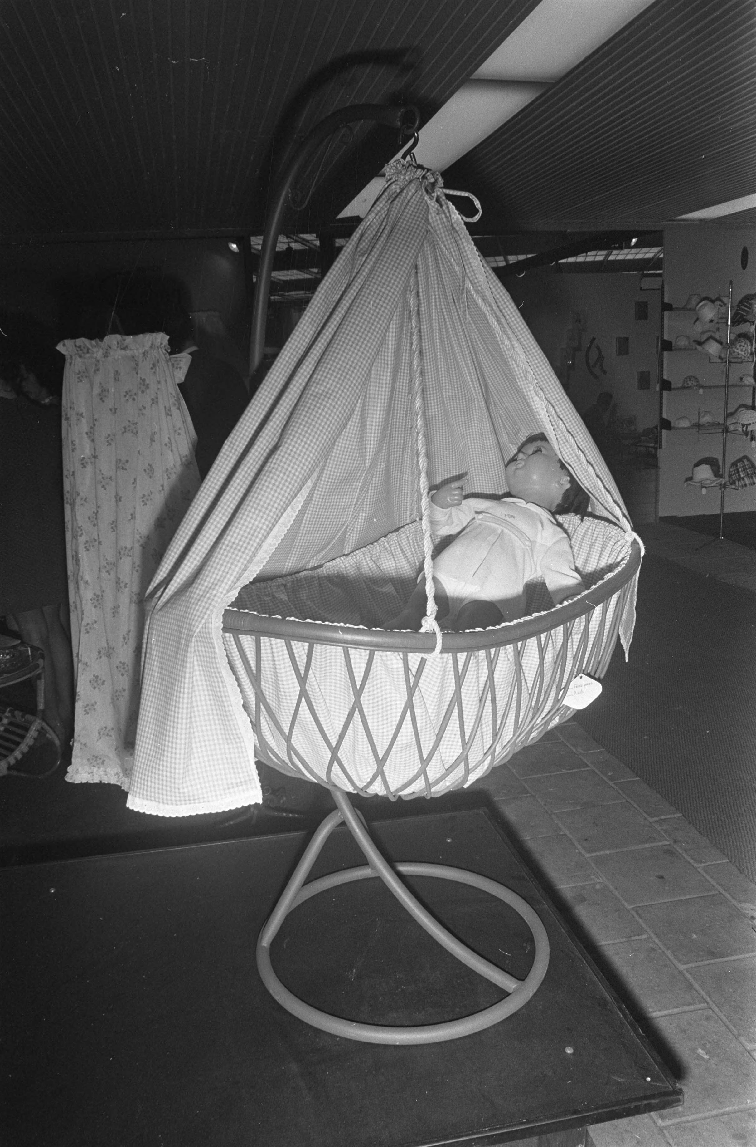 Fotocollectie Anefo — Vakbeurs van baby-kleuter en kinderartikelen "Het Kind" in Utrecht; moderne schommelwieg — Foto: Peters, Hans / Anefo. Licentie: Set B: Rechtenvrij / Publiek Domein. Bron: Nationaal Archief. http://hdl.handle.net/10648/abe3a3d8-d0b4-102d-bcf8-003048976d84