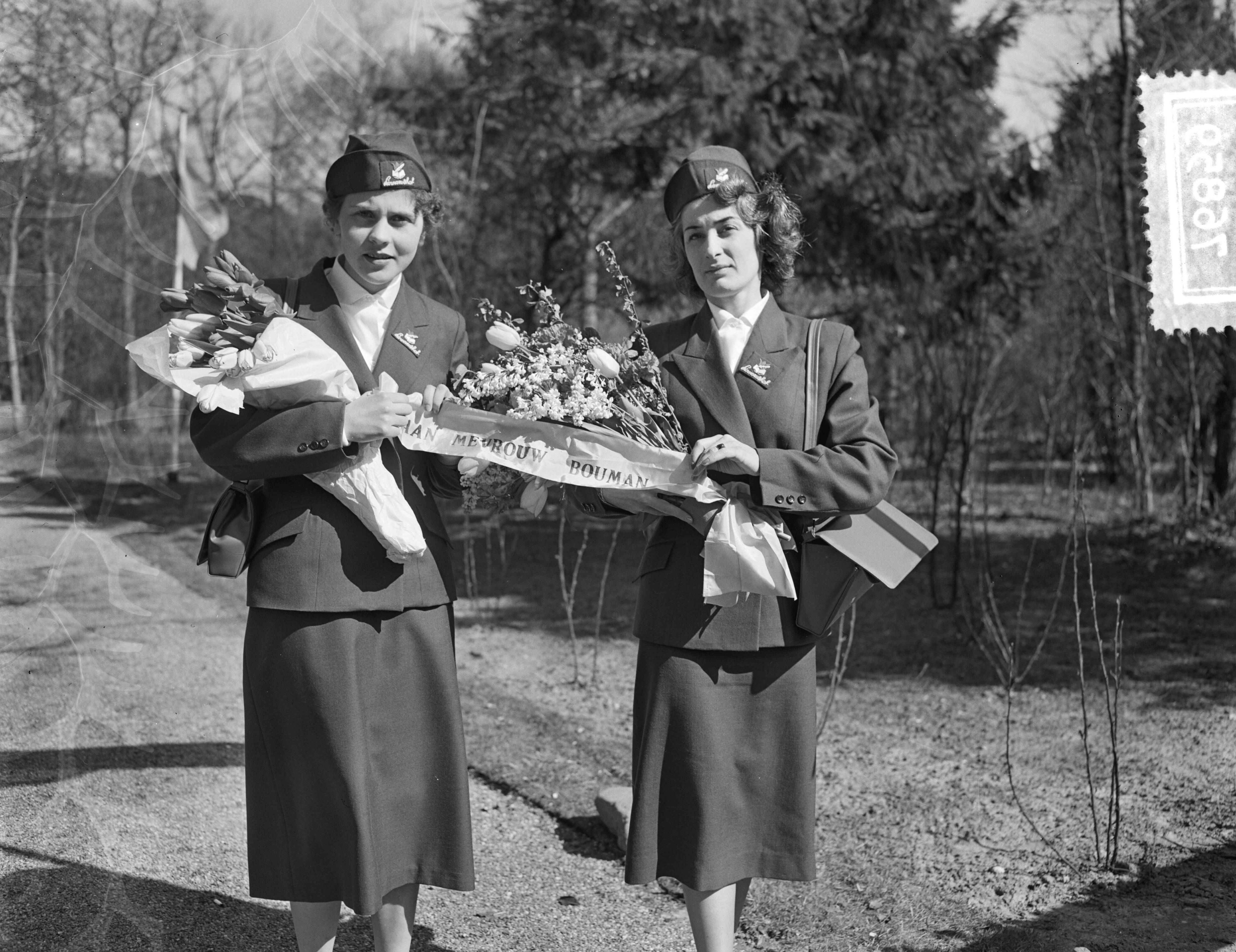 Fotocollectie Anefo — Opening Linnaeushof te Bennebroek. Informatrices van de Linnaeushof met een twee boeketten bloemen die naar Schiphol gebracht zullen worden voor verzending. Een voor het graf van Linnaeus in Upsala en het andere voor mevr. Bouman in Jakarta — Foto: Pot, Harry / Anefo. Licentie: Set B: Rechtenvrij / Publiek Domein. Bron: Nationaal Archief. http://hdl.handle.net/10648/afd130e6-d0b4-102d-bcf8-003048976d84