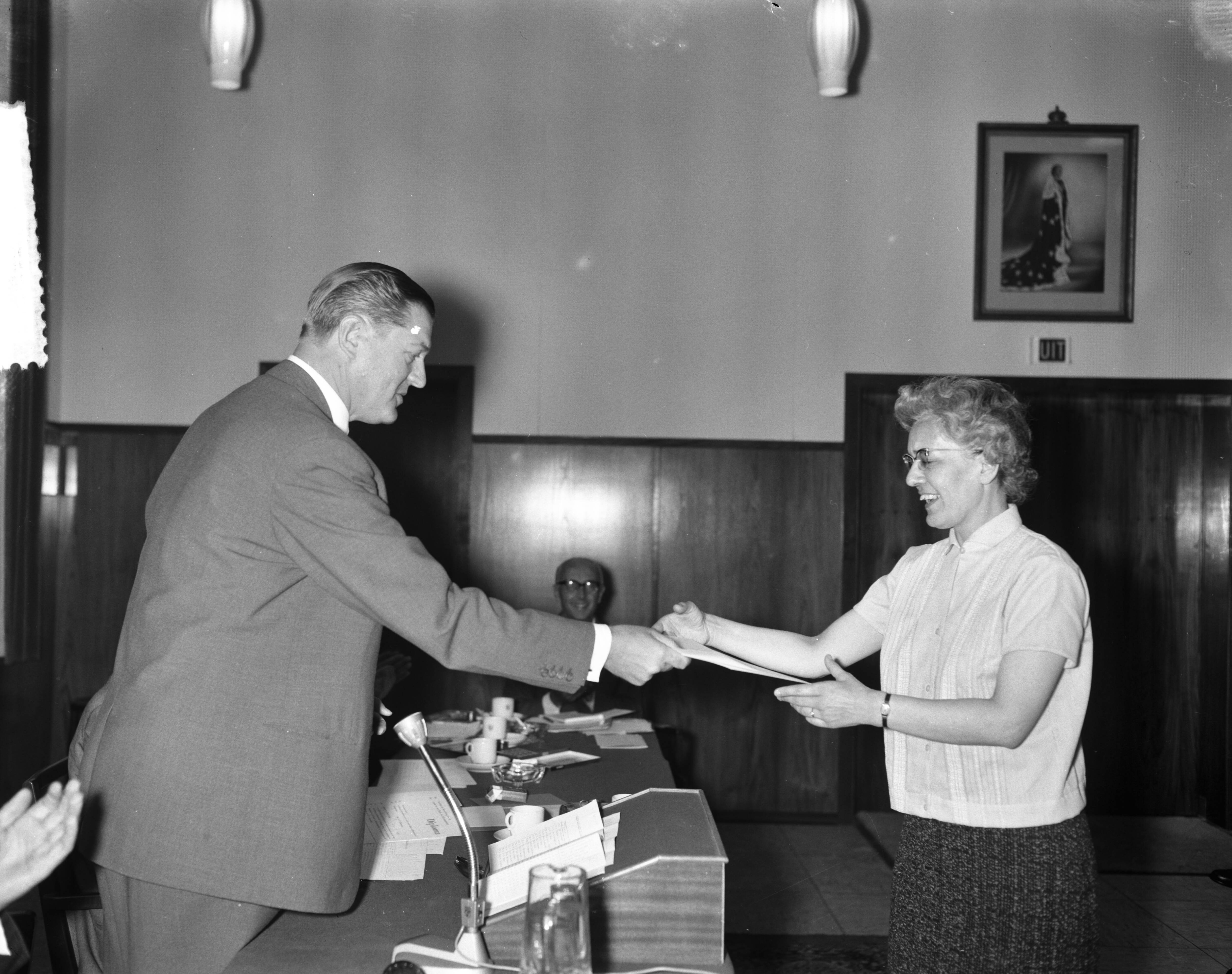 Fotocollectie Anefo — Stichting Bankstudies aan de Koninginnegracht 101 Den Haag. Uitreiking diploma's (opdracht) — Foto: Bilsen, Joop van / Anefo. Licentie: Set B: Rechtenvrij / Publiek Domein. Bron: Nationaal Archief. http://hdl.handle.net/10648/a9ddc2e4-d0b4-102d-bcf8-003048976d84