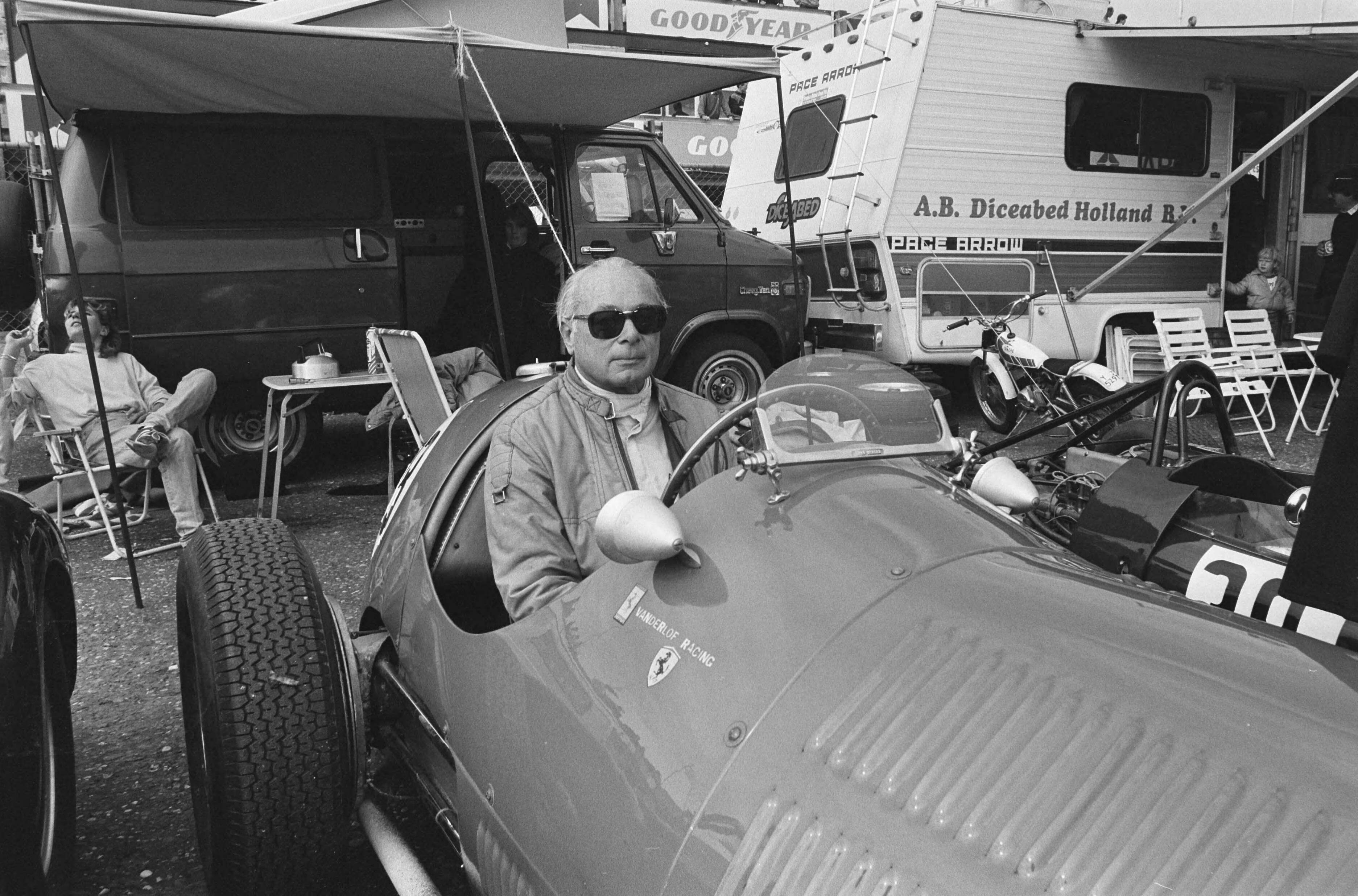 Fotocollectie Anefo — Dries van der Lof (l) in Maserak 250F uit 1956 tijdens Historische Grand Prix formule I in Zandvoort; Dries van der Lof in zijn wagen — Foto: Gerrits, Roland / Anefo. Licentie: Set B: Rechtenvrij / Publiek Domein. Bron: Nationaal Archief. http://hdl.handle.net/10648/ad56bf7a-d0b4-102d-bcf8-003048976d84