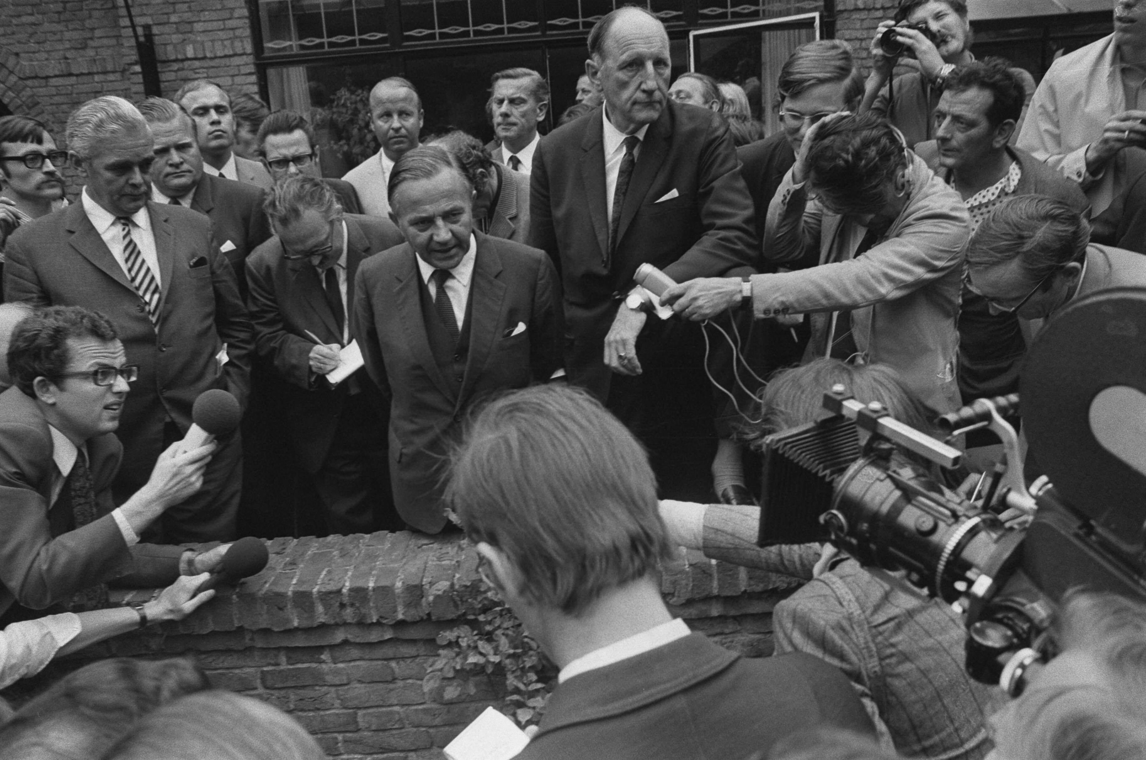 Fotocollectie Anefo — Ambonezen bezetten woning van Indonesische ambassadeur, Wassenaar; persconferentie na ontruiming minister Luns en premier De Jong — Foto: Evers, Joost / Anefo. Licentie: Set B: Rechtenvrij / Publiek Domein. Bron: Nationaal Archief. http://hdl.handle.net/10648/aba18160-d0b4-102d-bcf8-003048976d84
