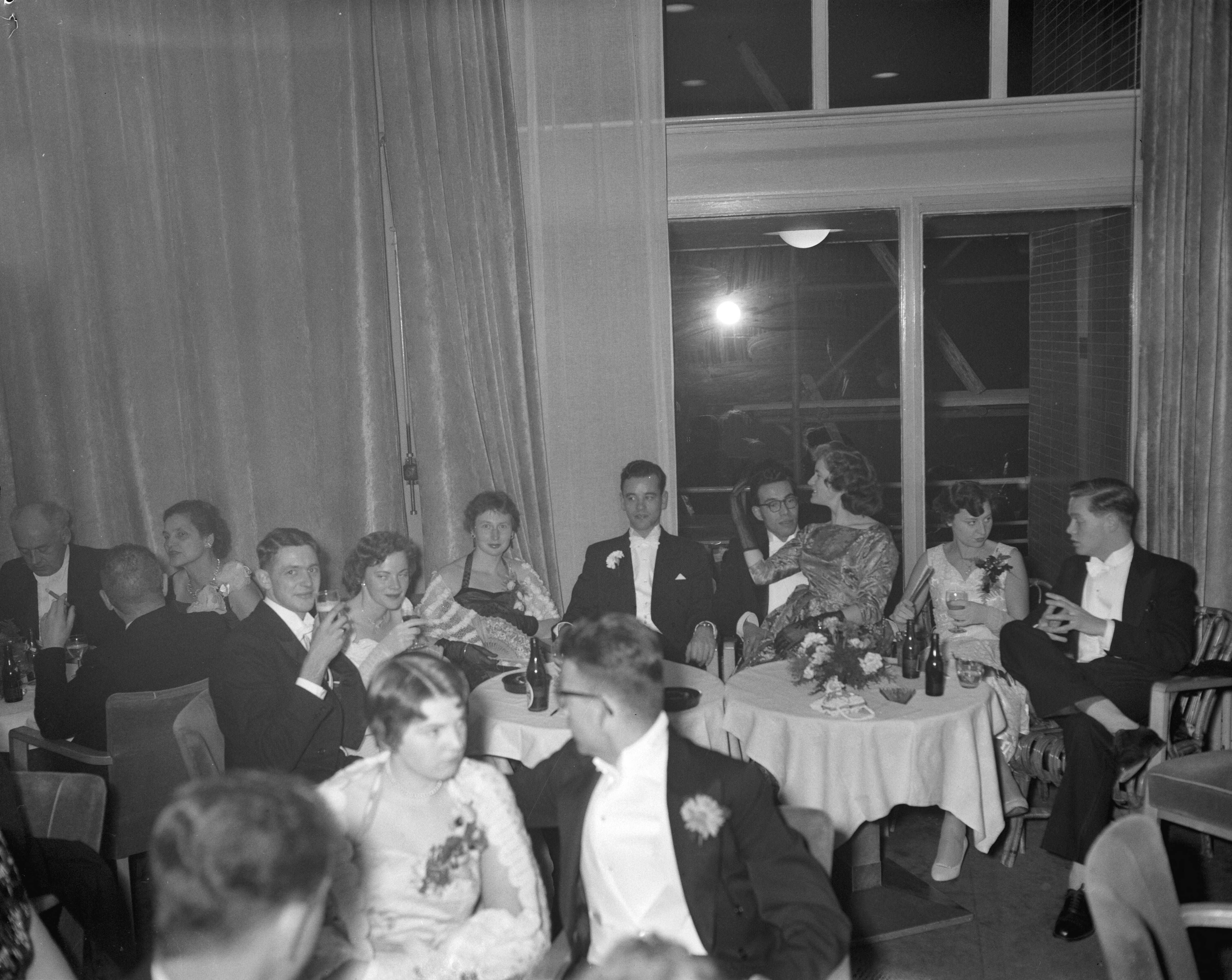 Fotocollectie Anefo — Lustrumviering van de tandheelkundige studentenvereniging "John Tomes" te Utrecht — Foto: Bilsen, Joop van / Anefo. Licentie: Set B: Rechtenvrij / Publiek Domein. Bron: Nationaal Archief. http://hdl.handle.net/10648/a96e5c92-d0b4-102d-bcf8-003048976d84