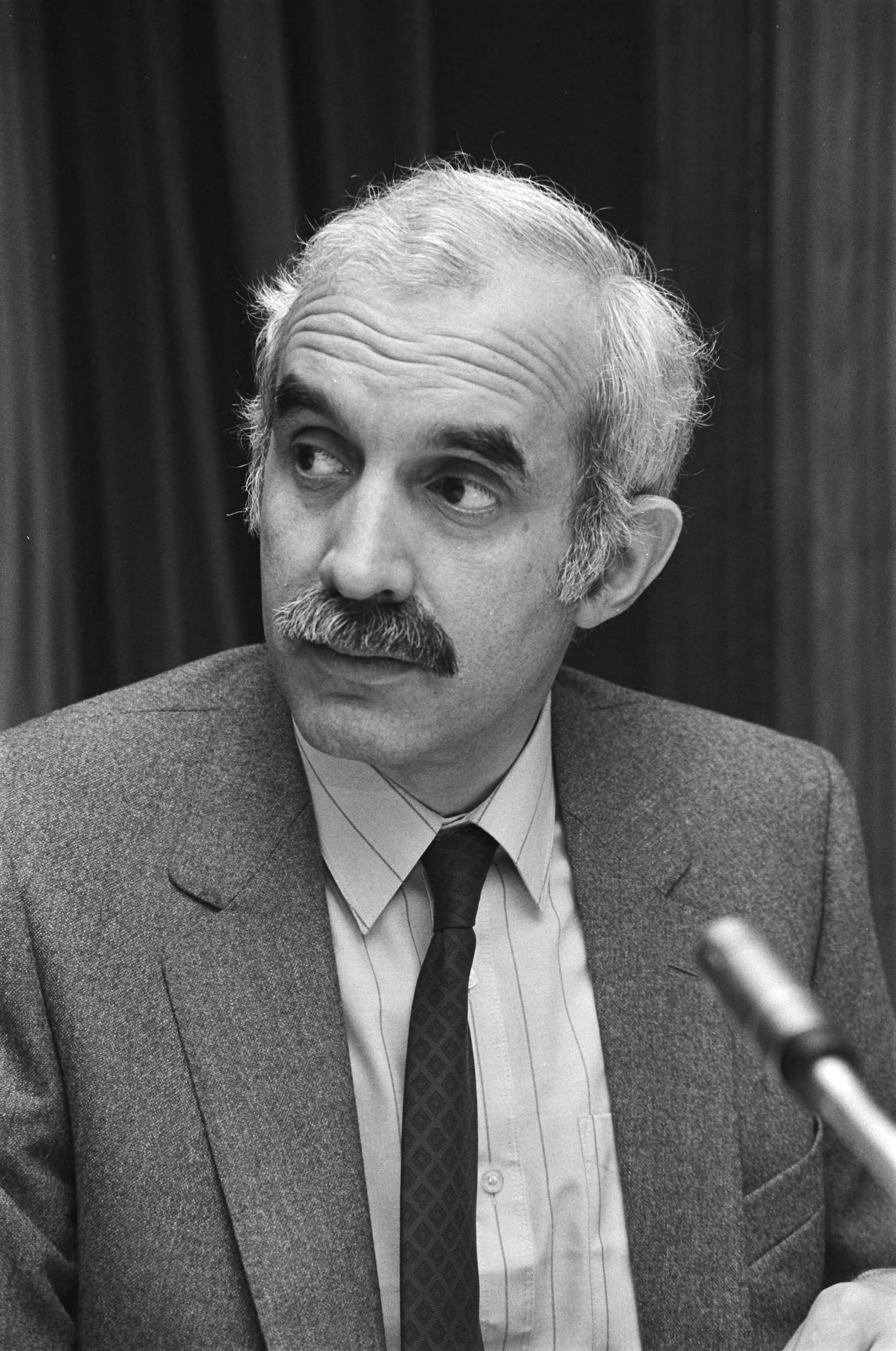 Fotocollectie Anefo — Openbare vergadering van NOS (Nederlandse Omroep Stichting in Hilversum, mr. E. C. N. Jurgens (voorzitter NOS) — Foto: Dijk, Hans van / Anefo. Licentie: Set B: Rechtenvrij / Publiek Domein. Bron: Nationaal Archief. http://hdl.handle.net/10648/aceda3f0-d0b4-102d-bcf8-003048976d84
