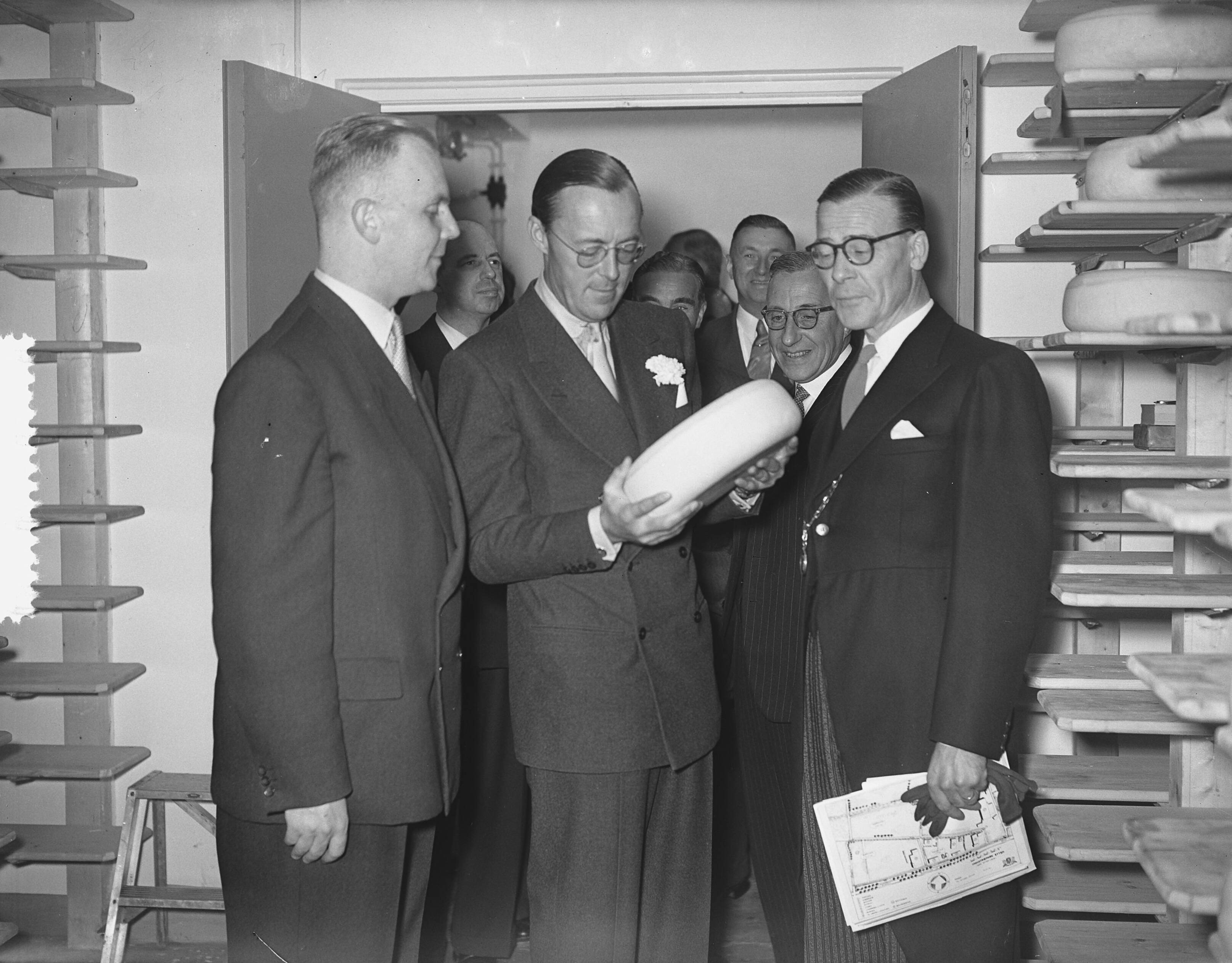 Prins Bernhard bezoekt West-Brabant — Prins Bernhard bezoekt industriegebied Etten-Leur. Bezoek aan Coop. Zuivelfabriek "De Hoop" te Etten — Foto: Bilsen, Joop van / Anefo. Licentie: Set B: Rechtenvrij / Publiek Domein. Bron: Nationaal Archief. http://hdl.handle.net/10648/a93c231c-d0b4-102d-bcf8-003048976d84