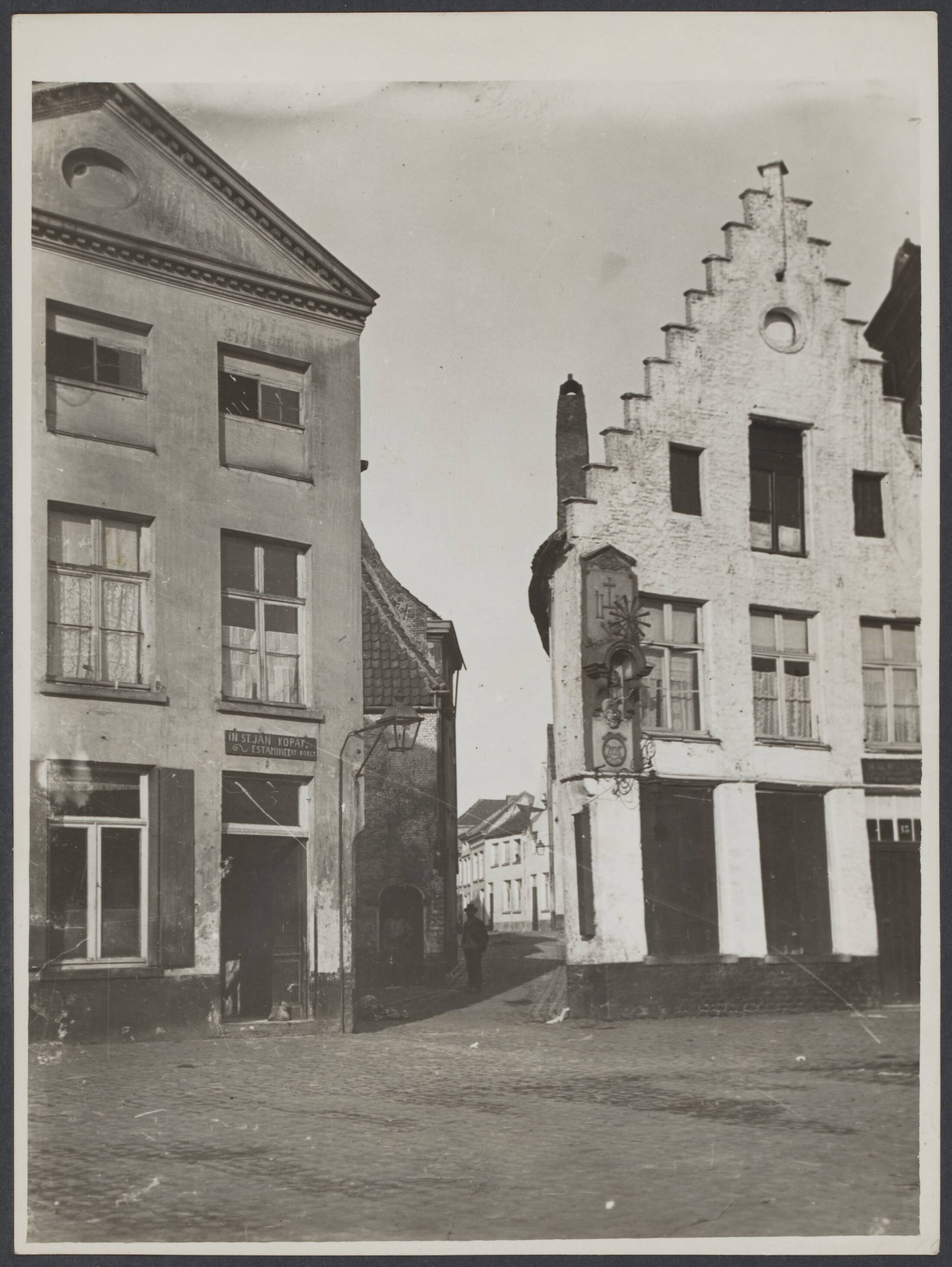 Mechelen — Mechelen. St Annastraatje hoek Haverwerf met rechts een huis met aan de gevel een Mariabeeld en links het cafe In St.Jan Kopat — Foto: Onbekend / Publiek Domein of Rechtenvrij. Licentie: Set B: Rechtenvrij / Publiek Domein. Bron: Nationaal Archief. http://hdl.handle.net/10648/6ddfb85c-80ca-3ee4-4b0d-ea5537fbfb48