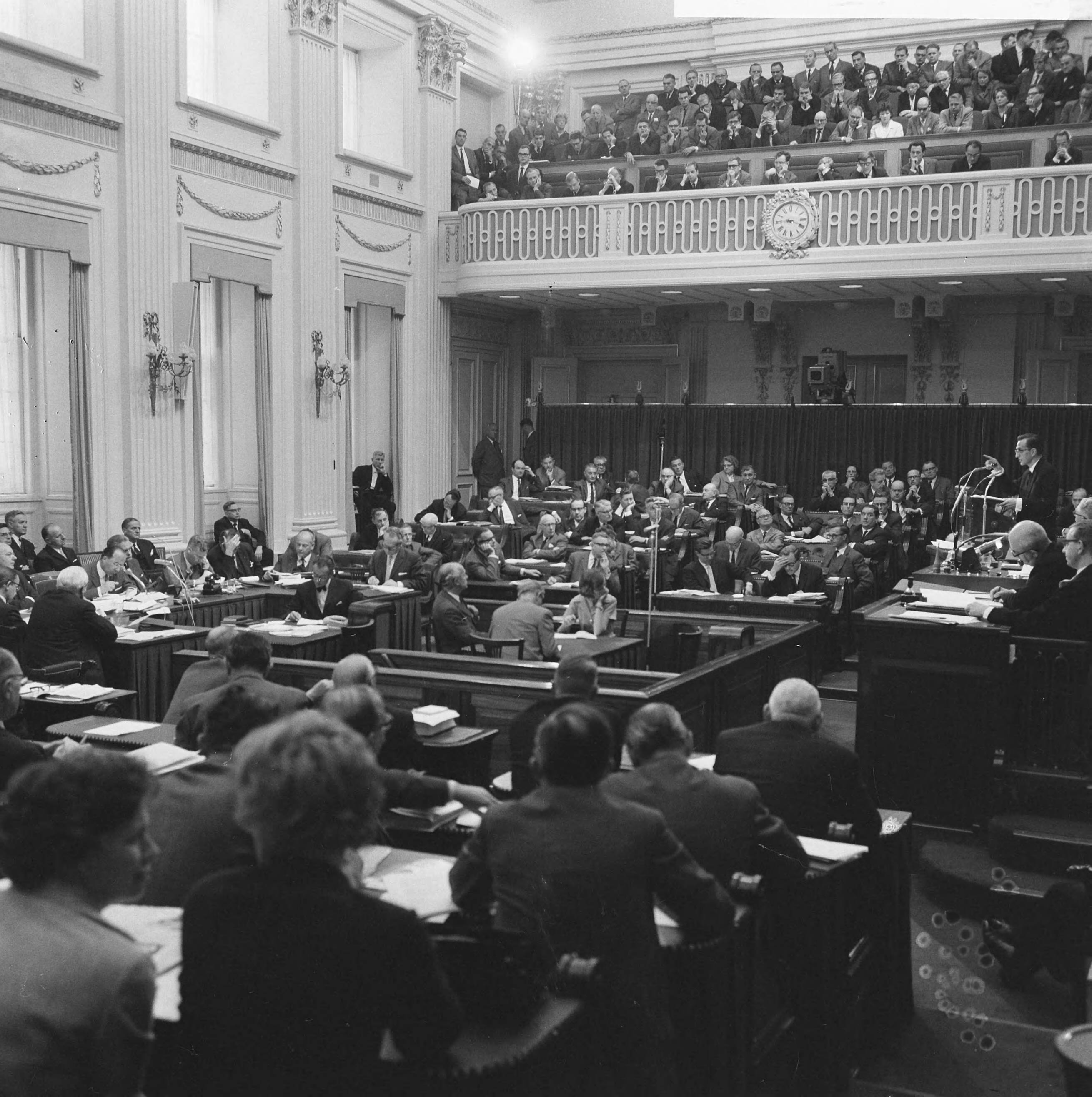 Algemene Politieke Beschouwingen in de Tweede Kamer te Den Haag — Overzicht van de Tweede Kamer — Foto: Nijs, Jac. de / Anefo. Licentie: Set B: Rechtenvrij / Publiek Domein. Bron: Nationaal Archief. http://hdl.handle.net/10648/aac61cec-d0b4-102d-bcf8-003048976d84