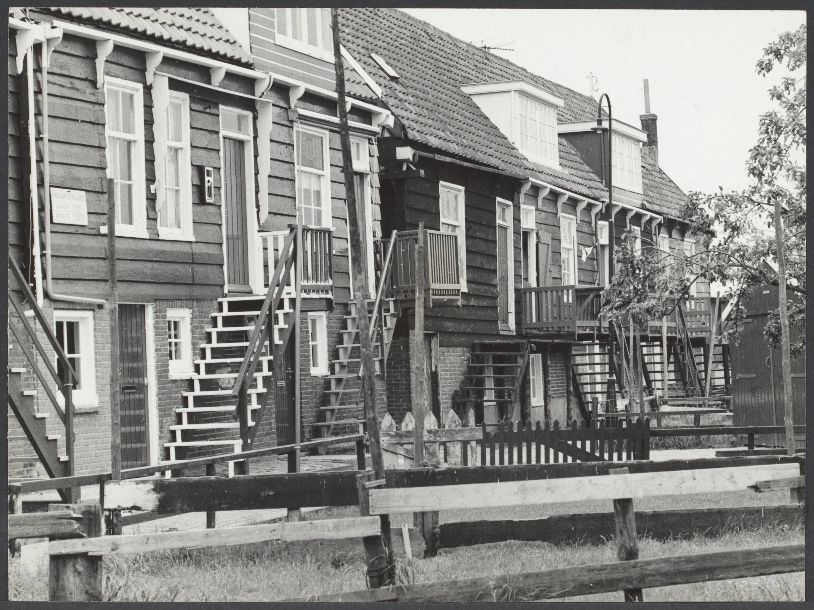 Marken — Marken. Louter huizen op palen — Foto: Fotograaf Onbekend / Spaarnestad. Licentie: Set B: Rechtenvrij / Publiek Domein. Bron: Nationaal Archief. http://hdl.handle.net/10648/08e75c0d-186d-0294-cf5a-533e67088a21
