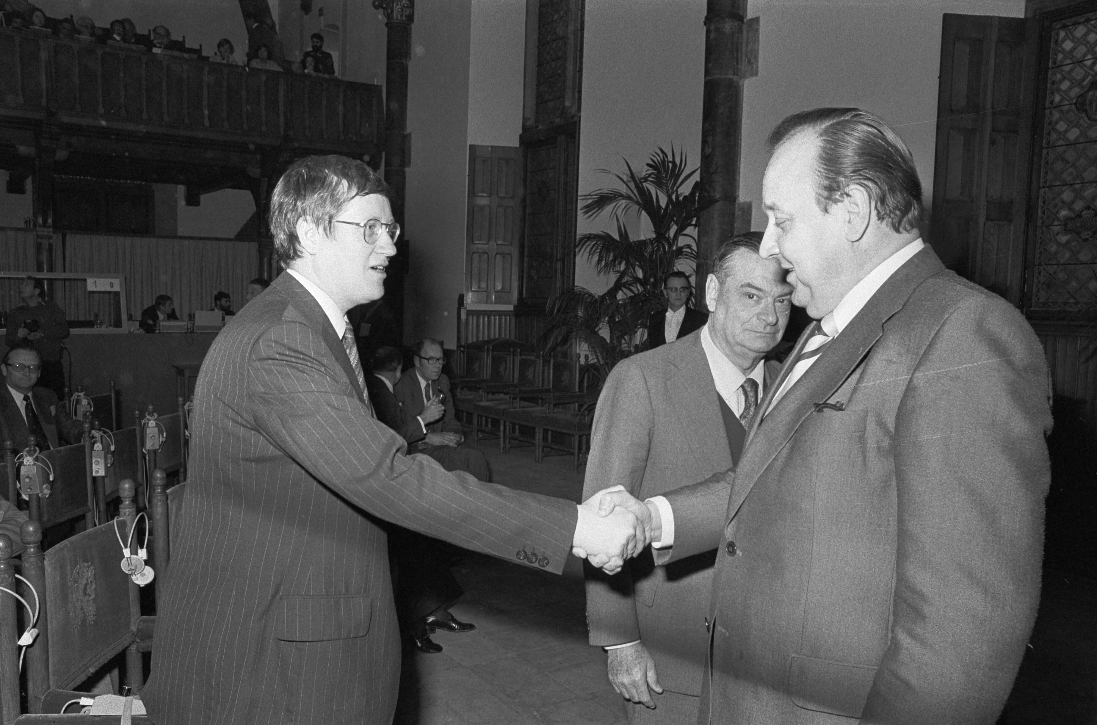 Fotocollectie Anefo — Congres Liberale en Democratische Partijen in EG in Den Haag ; Wiegel (VVD) begroet minister Genscher (BZ) — Foto: Peters, Hans / Anefo. Licentie: Set B: Rechtenvrij / Publiek Domein. Bron: Nationaal Archief. http://hdl.handle.net/10648/ac8f6010-d0b4-102d-bcf8-003048976d84