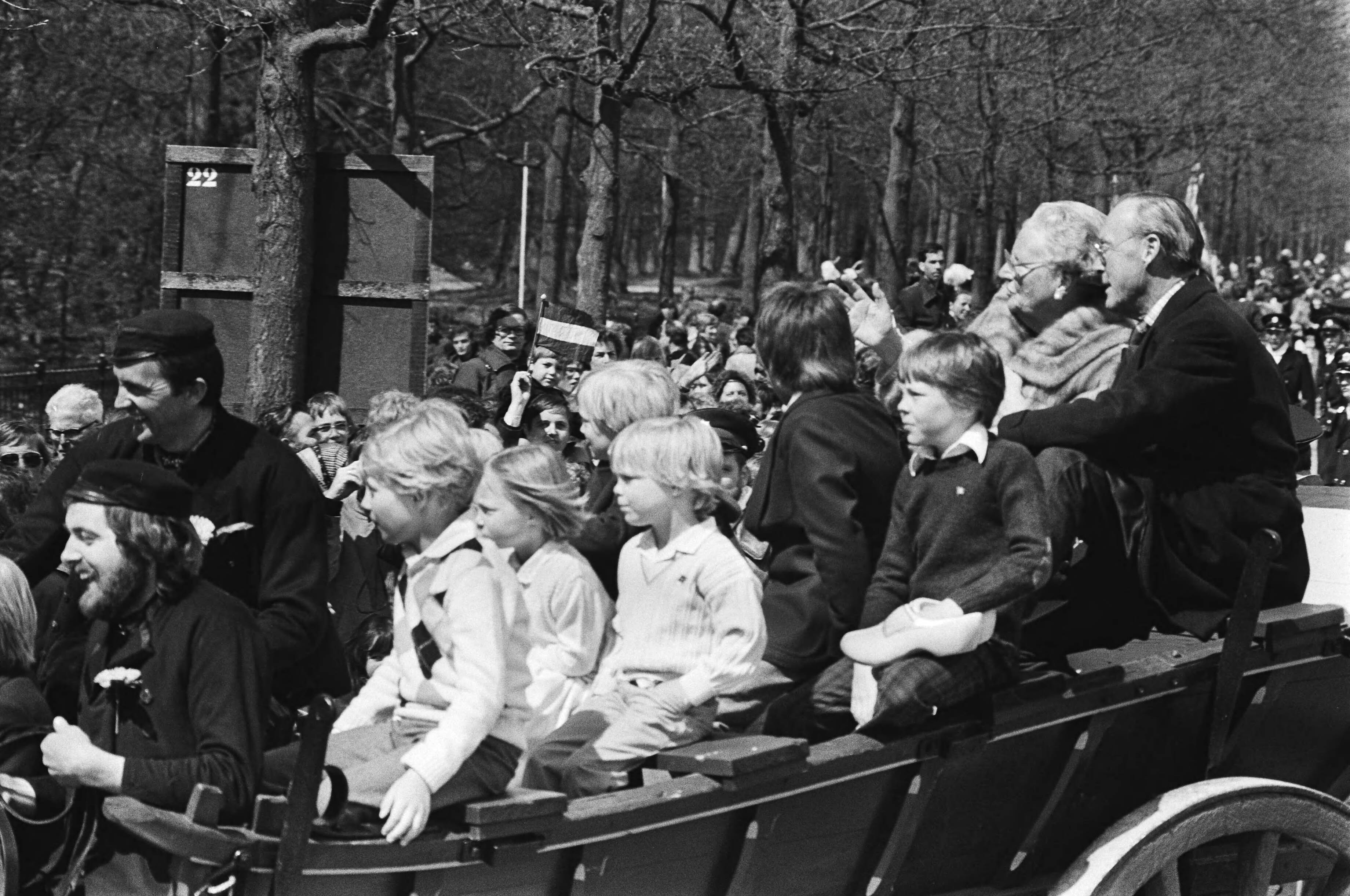 Defilé Soestdijk — Op het middenterrein — Foto: Croes, Rob C. / Anefo. Licentie: Set B: Rechtenvrij / Publiek Domein. Bron: Nationaal Archief. http://hdl.handle.net/10648/acc951e4-d0b4-102d-bcf8-003048976d84