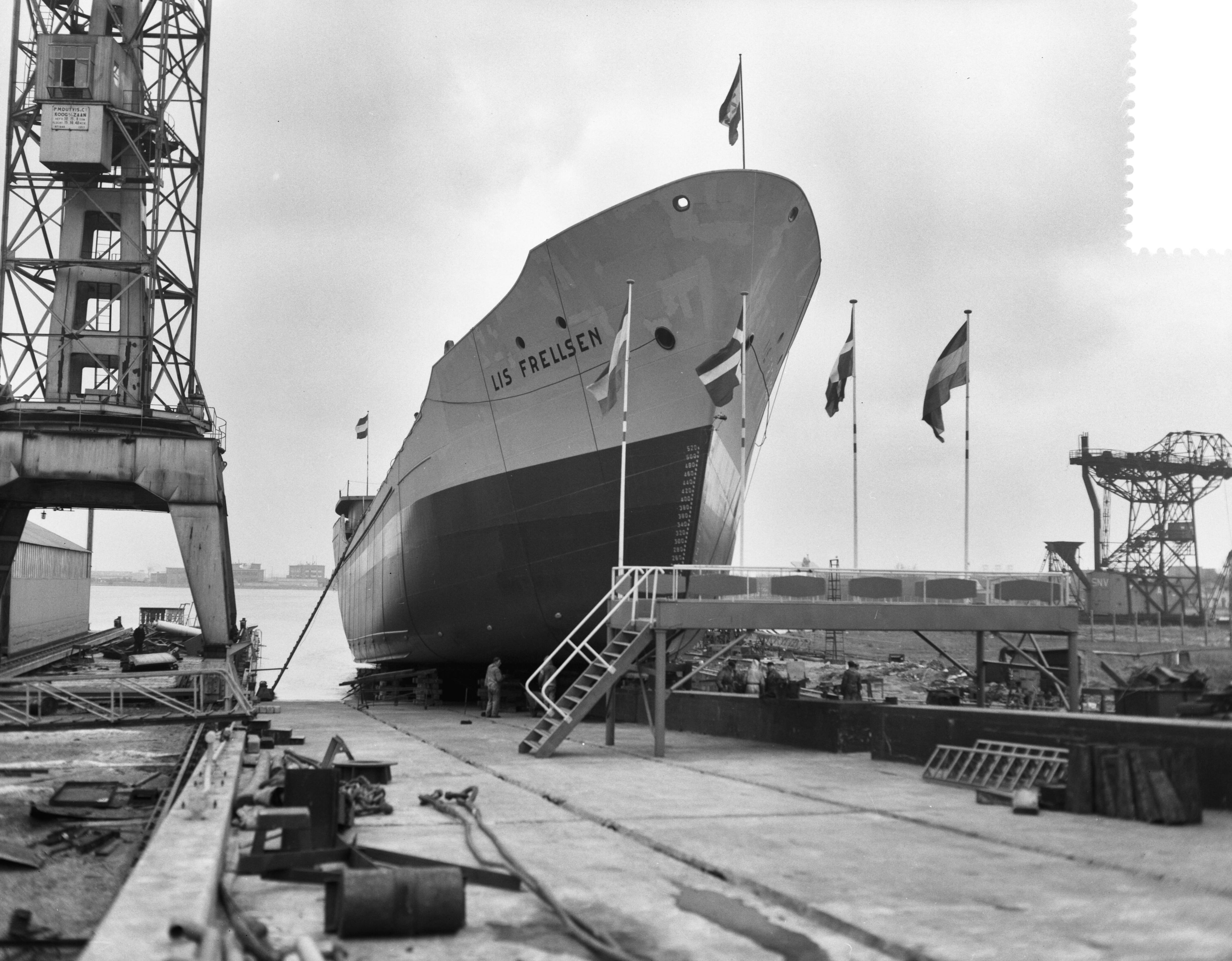 Fotocollectie Anefo — Tewaterlating m.s. "Lis Frellsen" bij de Zaanlandse Scheepbouw Maatschappij — Foto: Bilsen, Joop van / Anefo. Licentie: Set B: Rechtenvrij / Publiek Domein. Bron: Nationaal Archief. http://hdl.handle.net/10648/a9fb0a84-d0b4-102d-bcf8-003048976d84