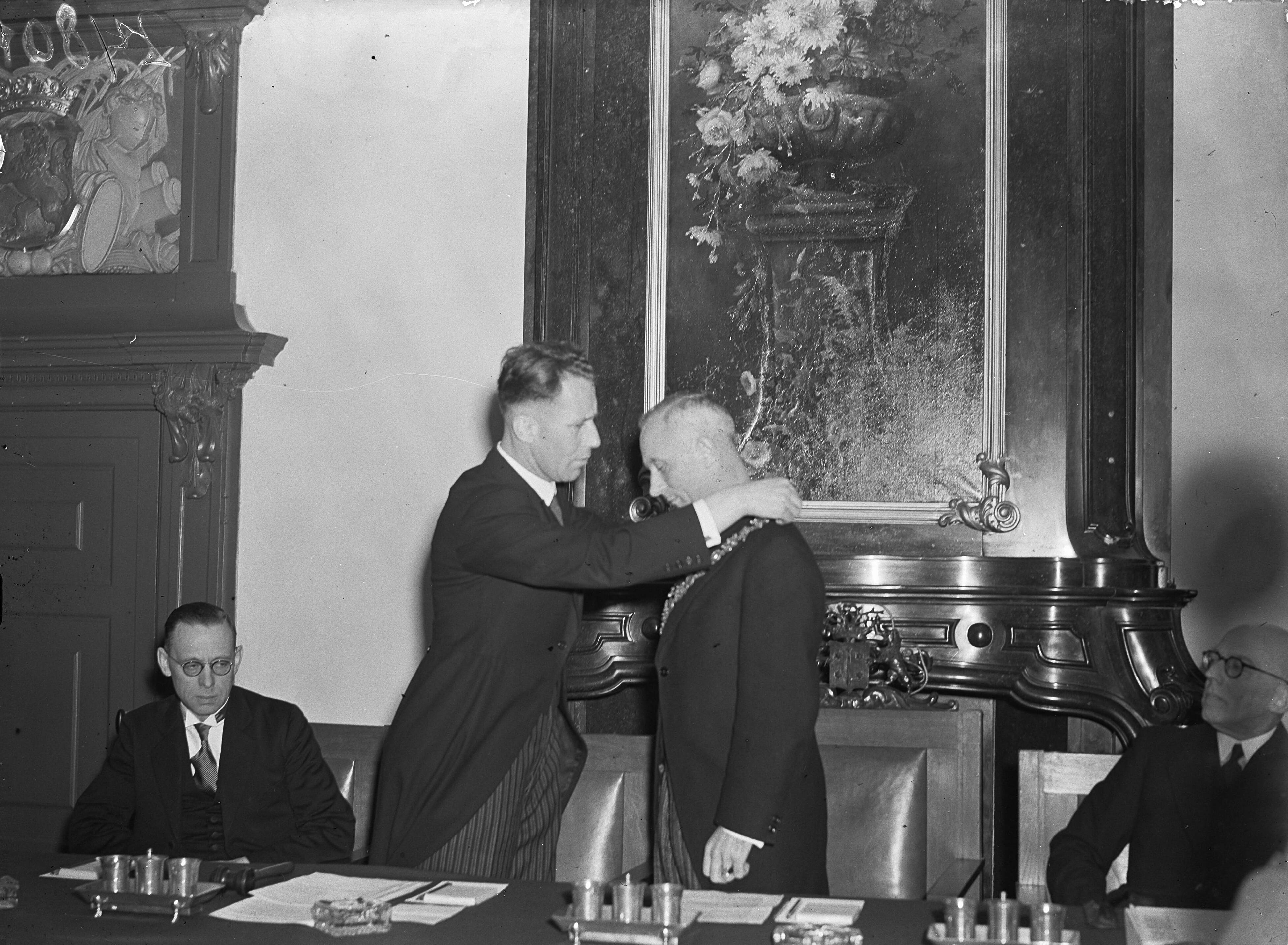 Fotocollectie Anefo — Installering nieuwe burgemeester van Haarlem, P.O.F.M. Cremers — Foto: Wisman, Bram / Anefo. Licentie: Set B: Rechtenvrij / Publiek Domein. Bron: Nationaal Archief. http://hdl.handle.net/10648/a8b038b6-d0b4-102d-bcf8-003048976d84