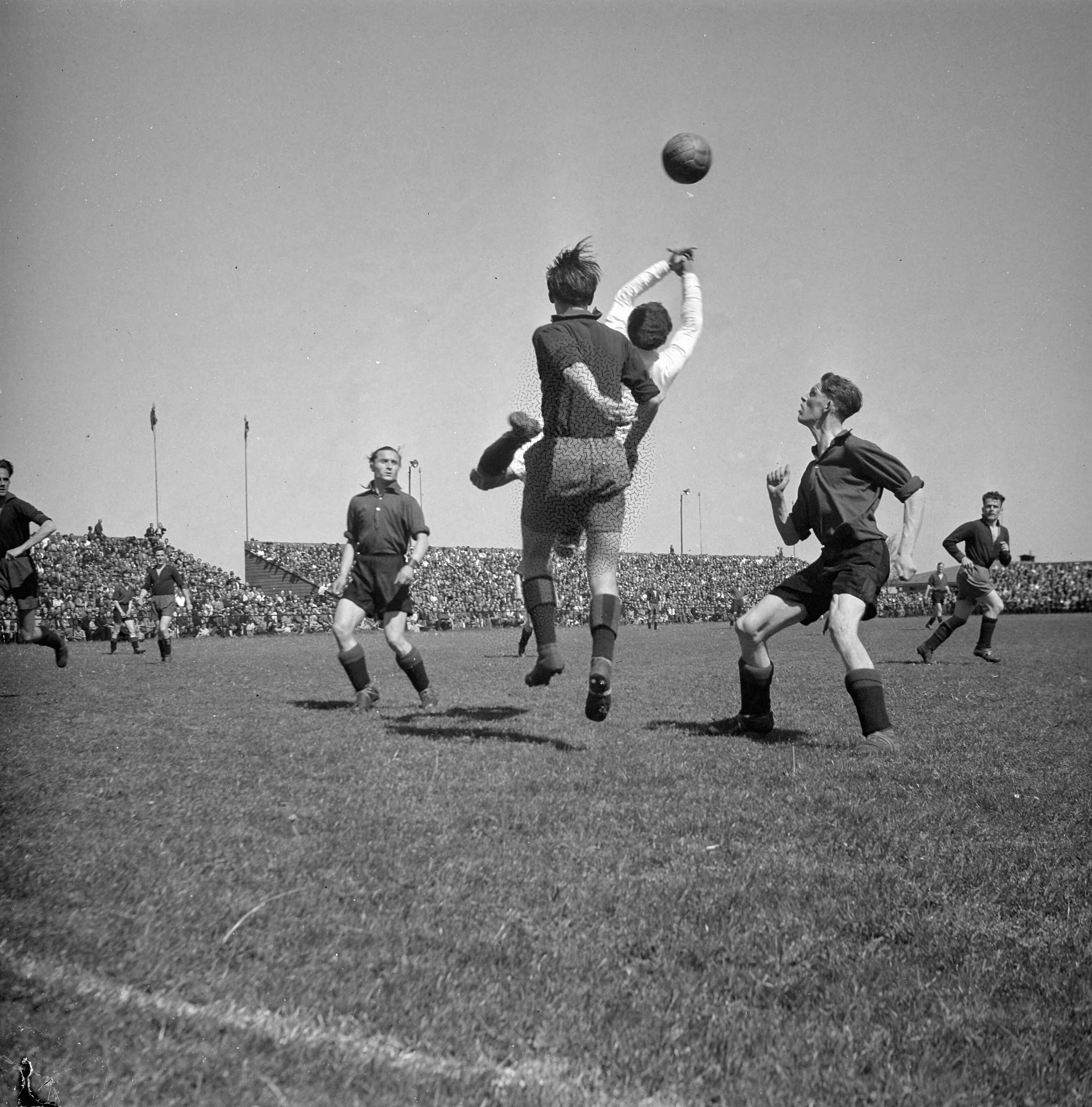 Fotocollectie Anefo — Voetbal. Haarlem tegen BVV 2-0. Spelmoment — Foto: Valk, […] van der / Anefo. Licentie: Set B: Rechtenvrij / Publiek Domein. Bron: Nationaal Archief. http://hdl.handle.net/10648/a8b6d144-d0b4-102d-bcf8-003048976d84