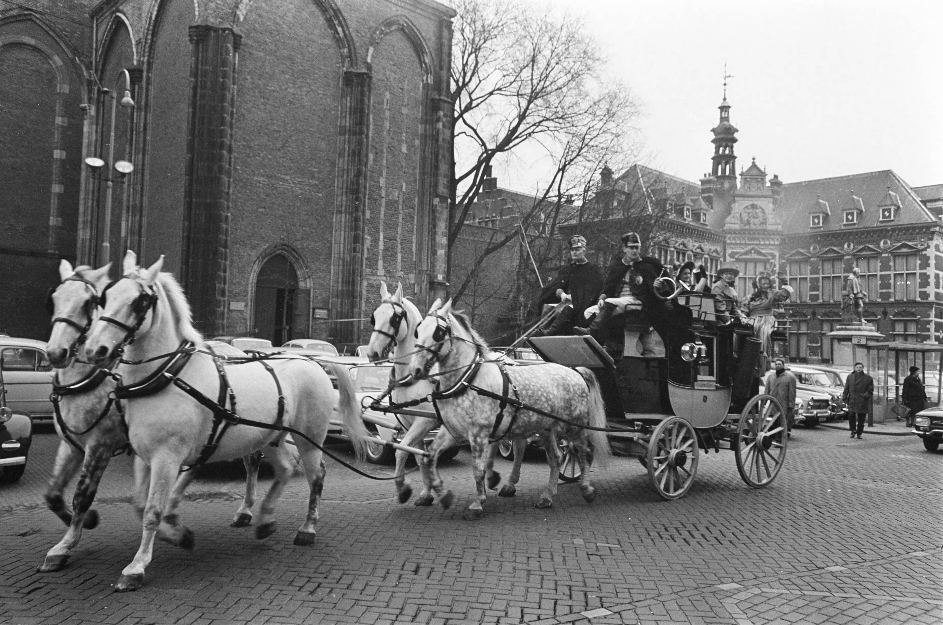 Fotocollectie Anefo — Laatste rit postkoets van Van Gend en Loos en Utrecht — Foto: Kroon, Ron / Anefo. Licentie: Set B: Rechtenvrij / Publiek Domein. Bron: Nationaal Archief. http://hdl.handle.net/10648/ab38bc98-d0b4-102d-bcf8-003048976d84