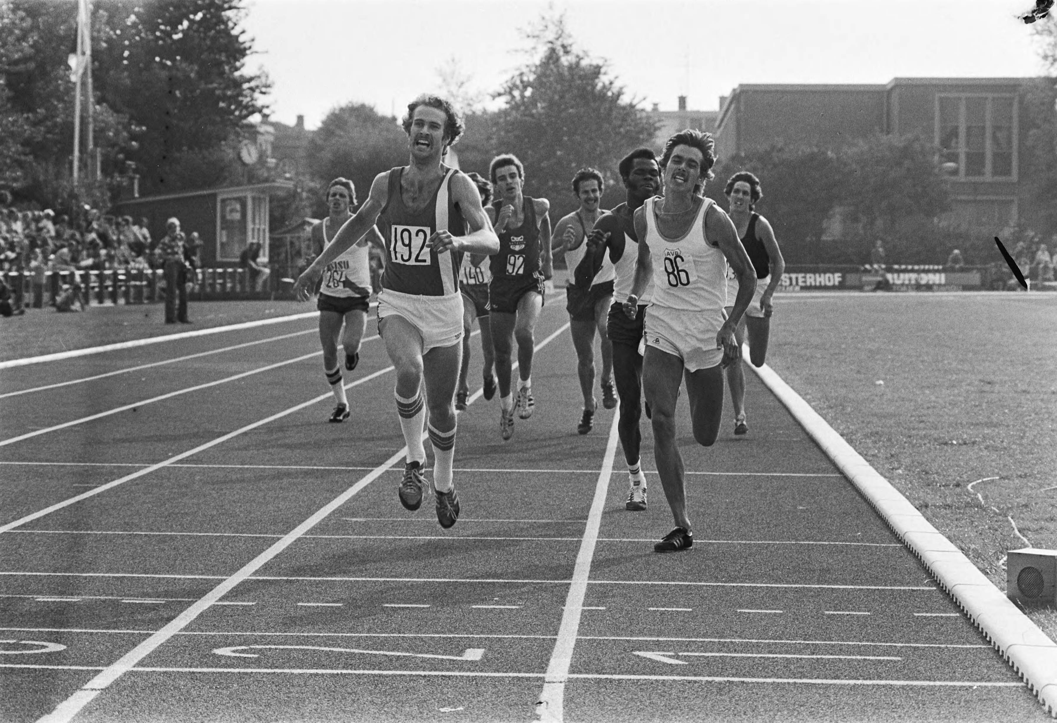 Fotocollectie Anefo — Nederlandse Atletiekkampioenschappen Den Haag , Eric van Amstel (links) wint achthonderd meter — Foto: Verhoeff, Bert / Anefo. Licentie: Set B: Rechtenvrij / Publiek Domein. Bron: Nationaal Archief. http://hdl.handle.net/10648/ac8a0c46-d0b4-102d-bcf8-003048976d84
