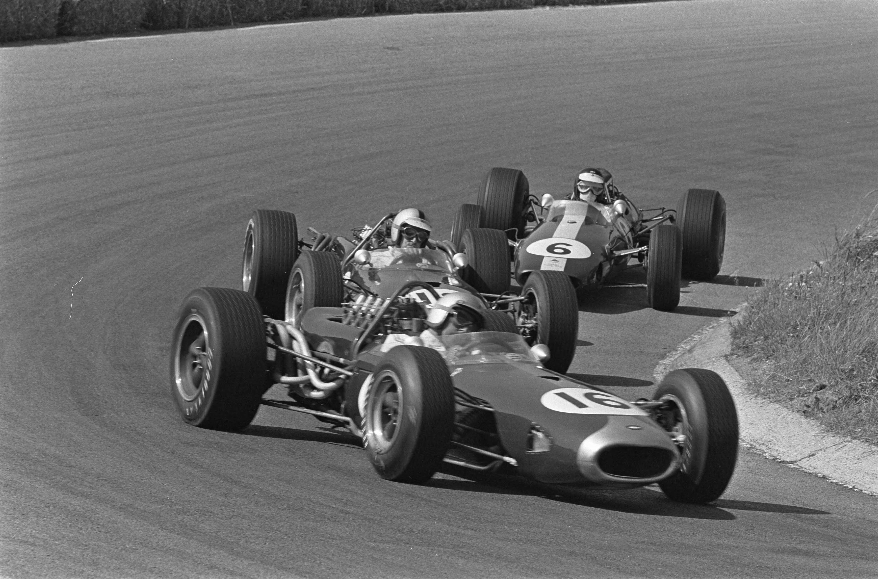 Fotocollectie Anefo — Grand Prix te Zandvoort, wagens tijdens de race. Jack Brabham (16) aan de leiding, gevolgd door Denny Hulme (18) en Jim Clark (6) — Foto: Koch, Eric / Anefo. Licentie: Set B: Rechtenvrij / Publiek Domein. Bron: Nationaal Archief. http://hdl.handle.net/10648/aaf3cf70-d0b4-102d-bcf8-003048976d84