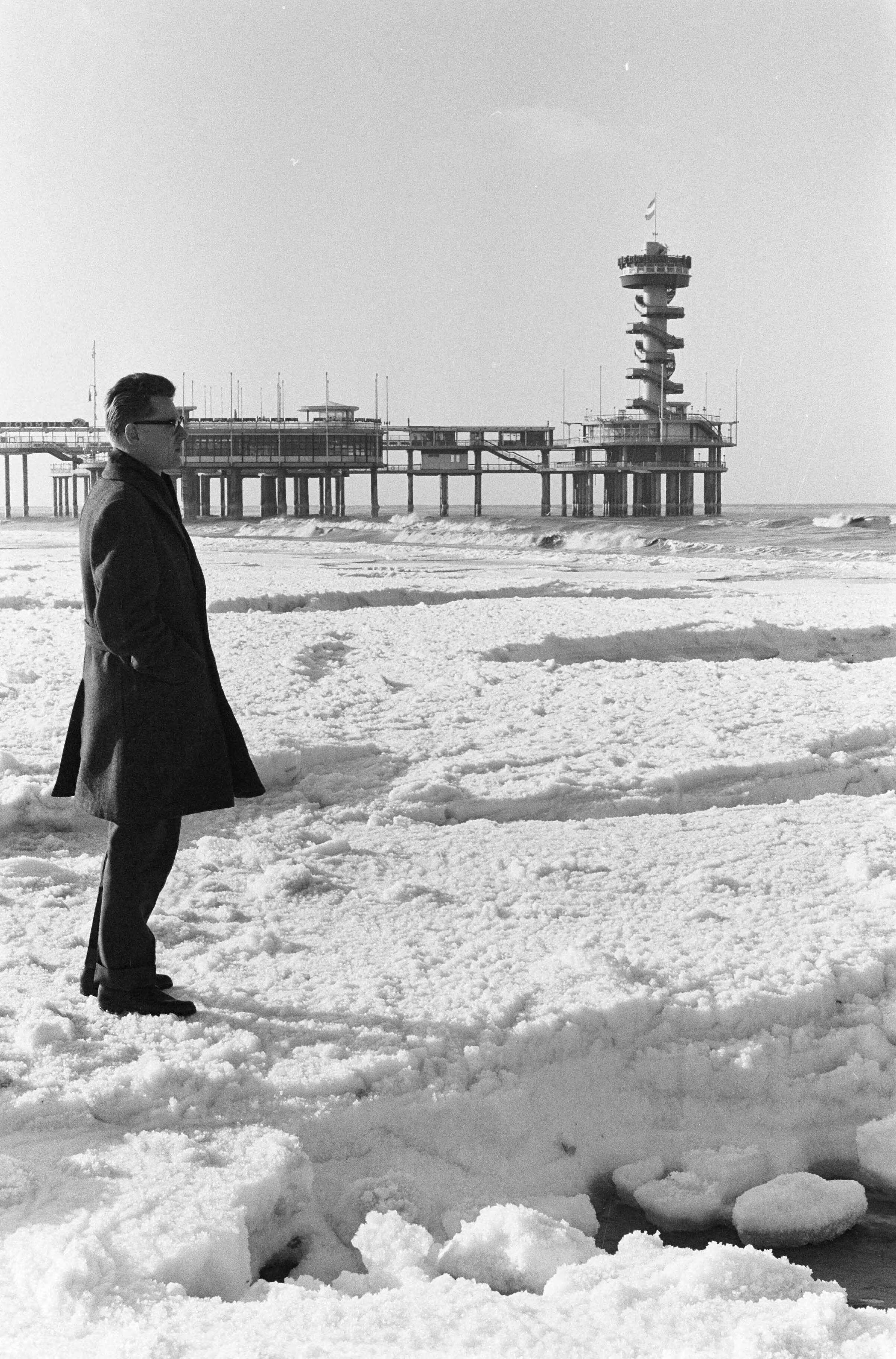 Fotocollectie Anefo — Bevriezing schuim van de branding bij Scheveningen — Foto: Koch, Eric / Anefo. Licentie: Set B: Rechtenvrij / Publiek Domein. Bron: Nationaal Archief. http://hdl.handle.net/10648/aa25c3e6-d0b4-102d-bcf8-003048976d84
