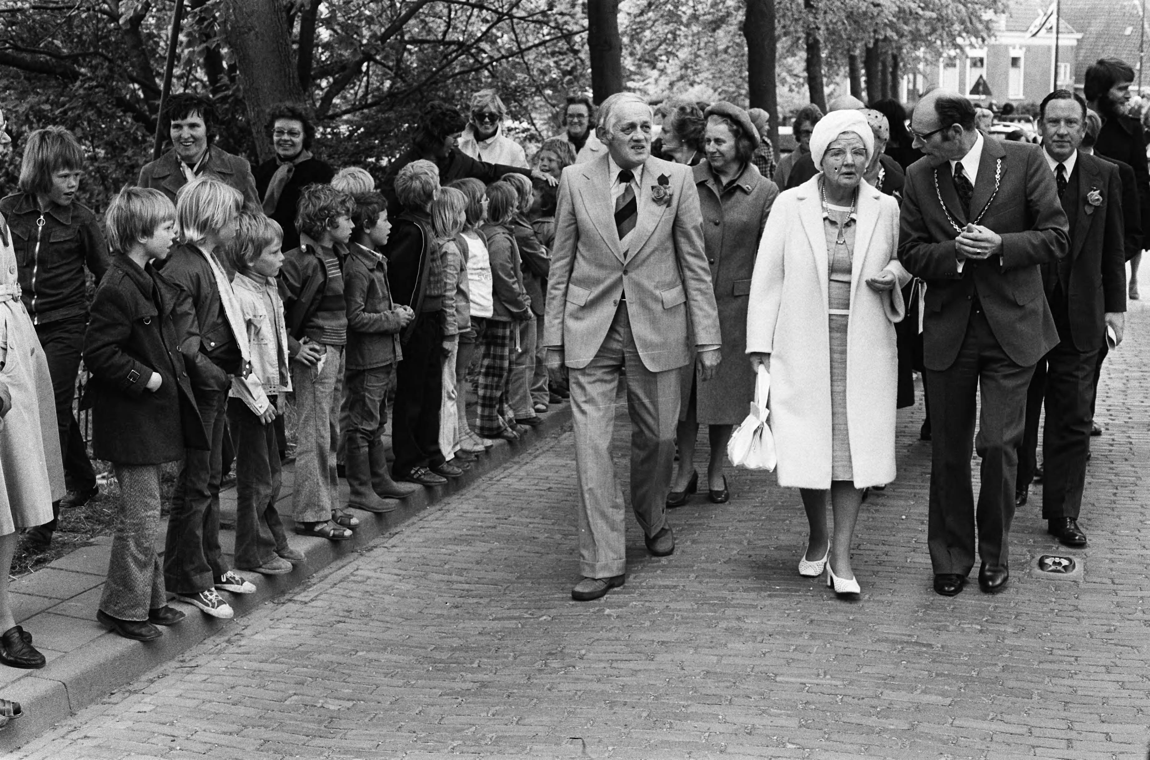 Bezoek van koningin Juliana aan Friesland — Wandeling door Mantgum, rechts burgemeester Kuiper — Foto: Verhoeff, Bert / Anefo. Licentie: Set B: Rechtenvrij / Publiek Domein. Bron: Nationaal Archief. http://hdl.handle.net/10648/ac69d124-d0b4-102d-bcf8-003048976d84