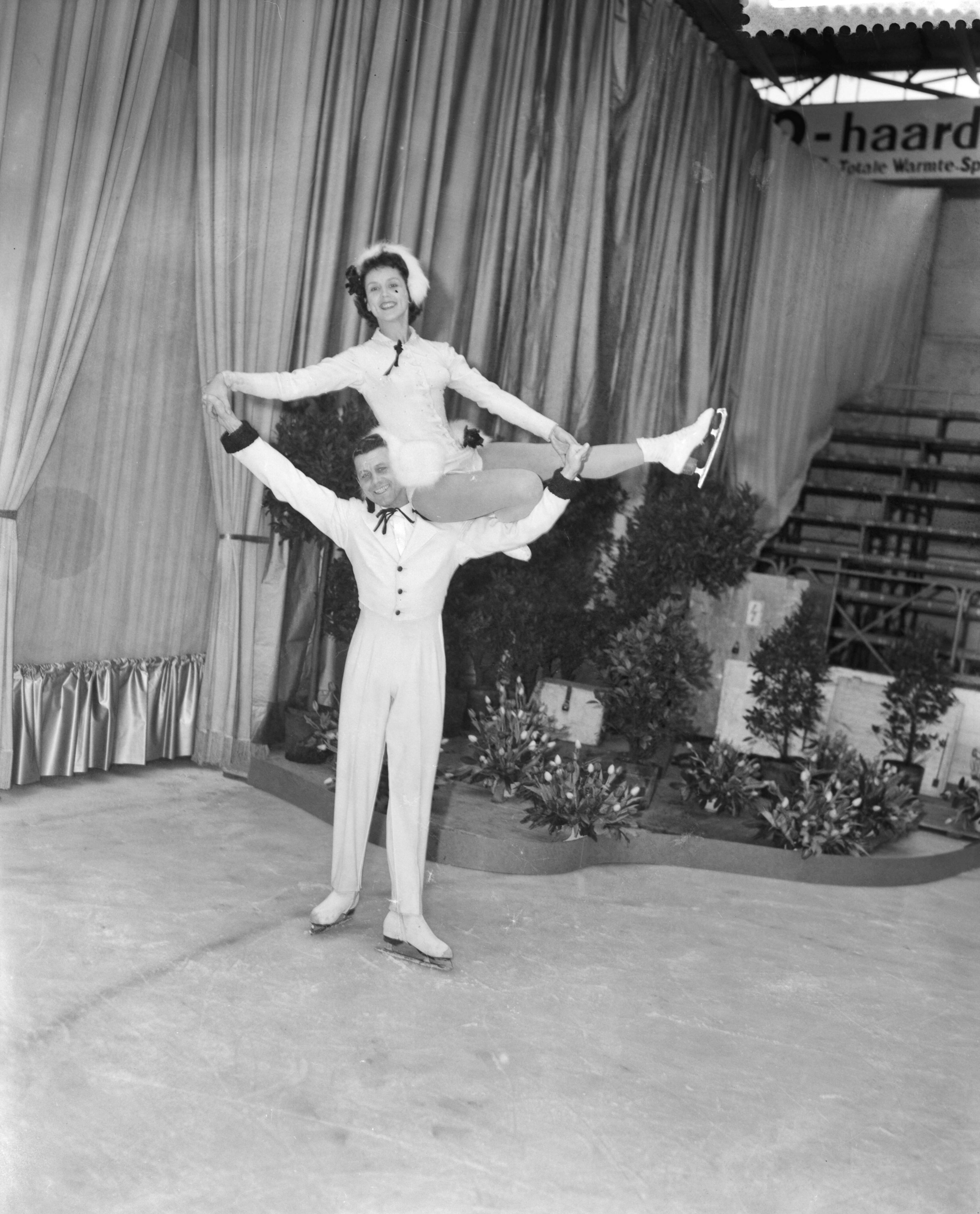 Fotocollectie Anefo — Premiere van de Weense ijsrevue in de Hokij te Den Haag, het paar Eva Pavelik en Rudi Seeliger in actie — Foto: Behrens, Herbert F. / Anefo. Licentie: Set B: Rechtenvrij / Publiek Domein. Bron: Nationaal Archief. http://hdl.handle.net/10648/a98e130c-d0b4-102d-bcf8-003048976d84